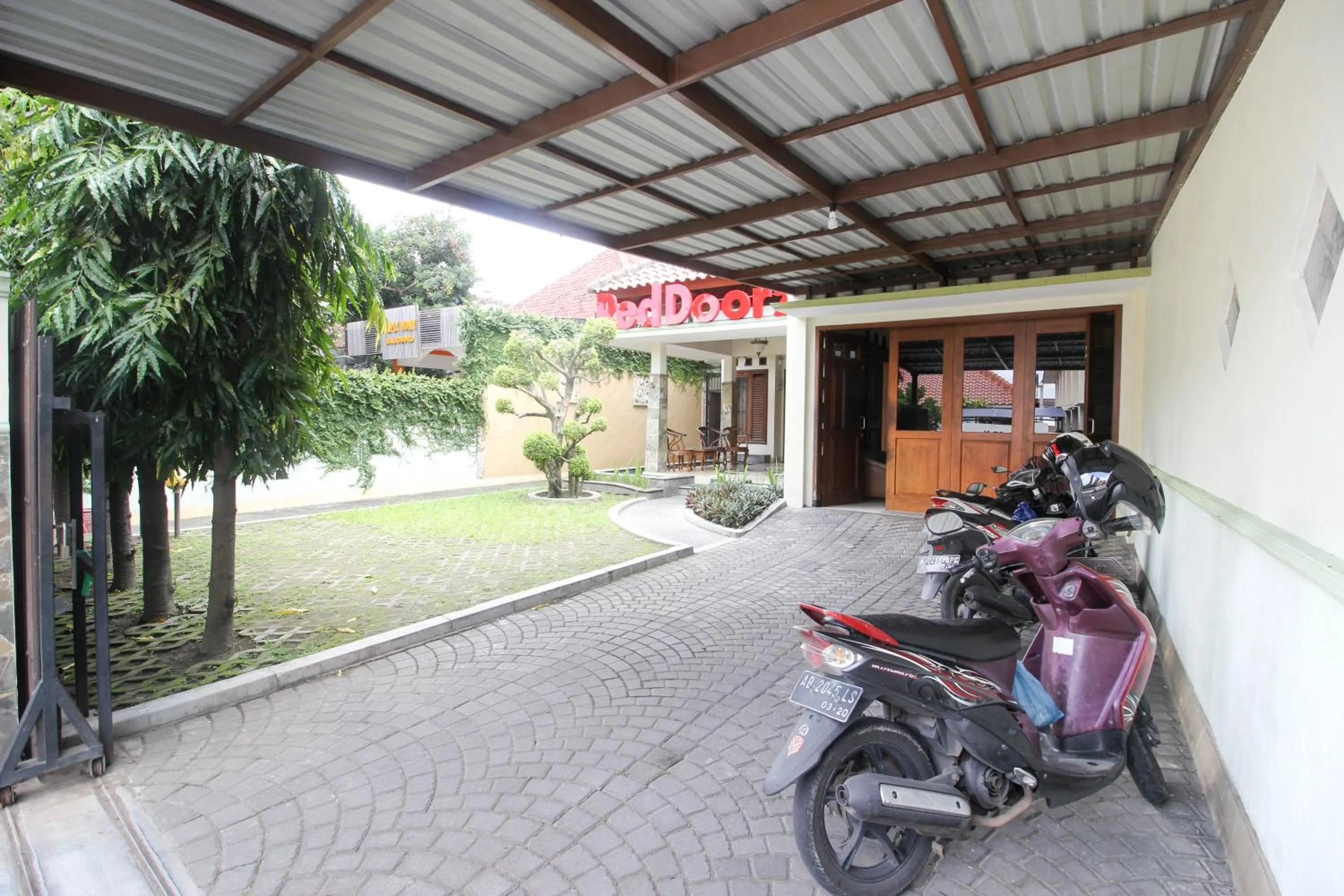 Facade/entrance in RedDoorz plus @ Tegal Panggung