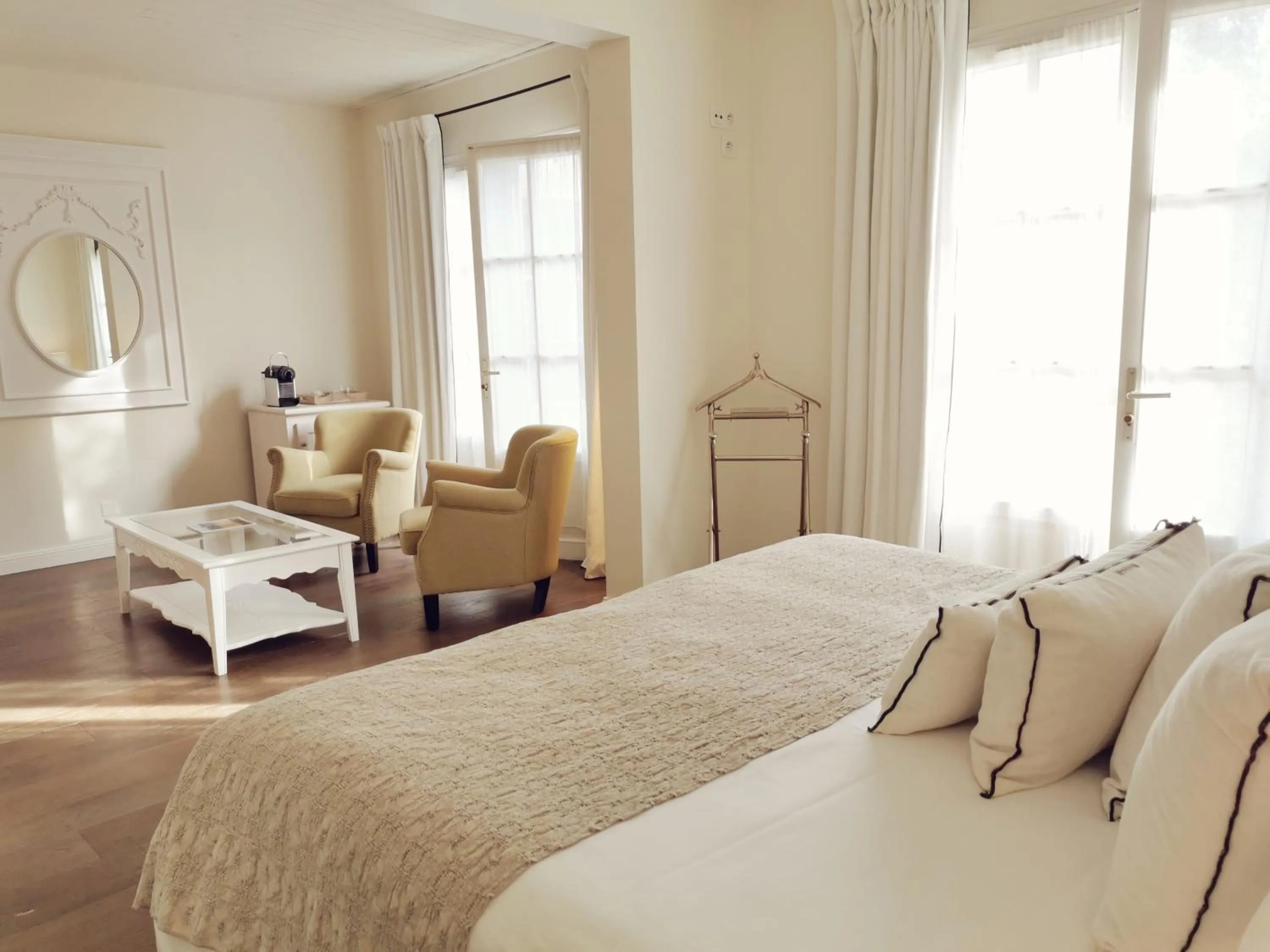 Photo of the whole room, Bed in Le Clos Saint-Martin Hôtel & Spa