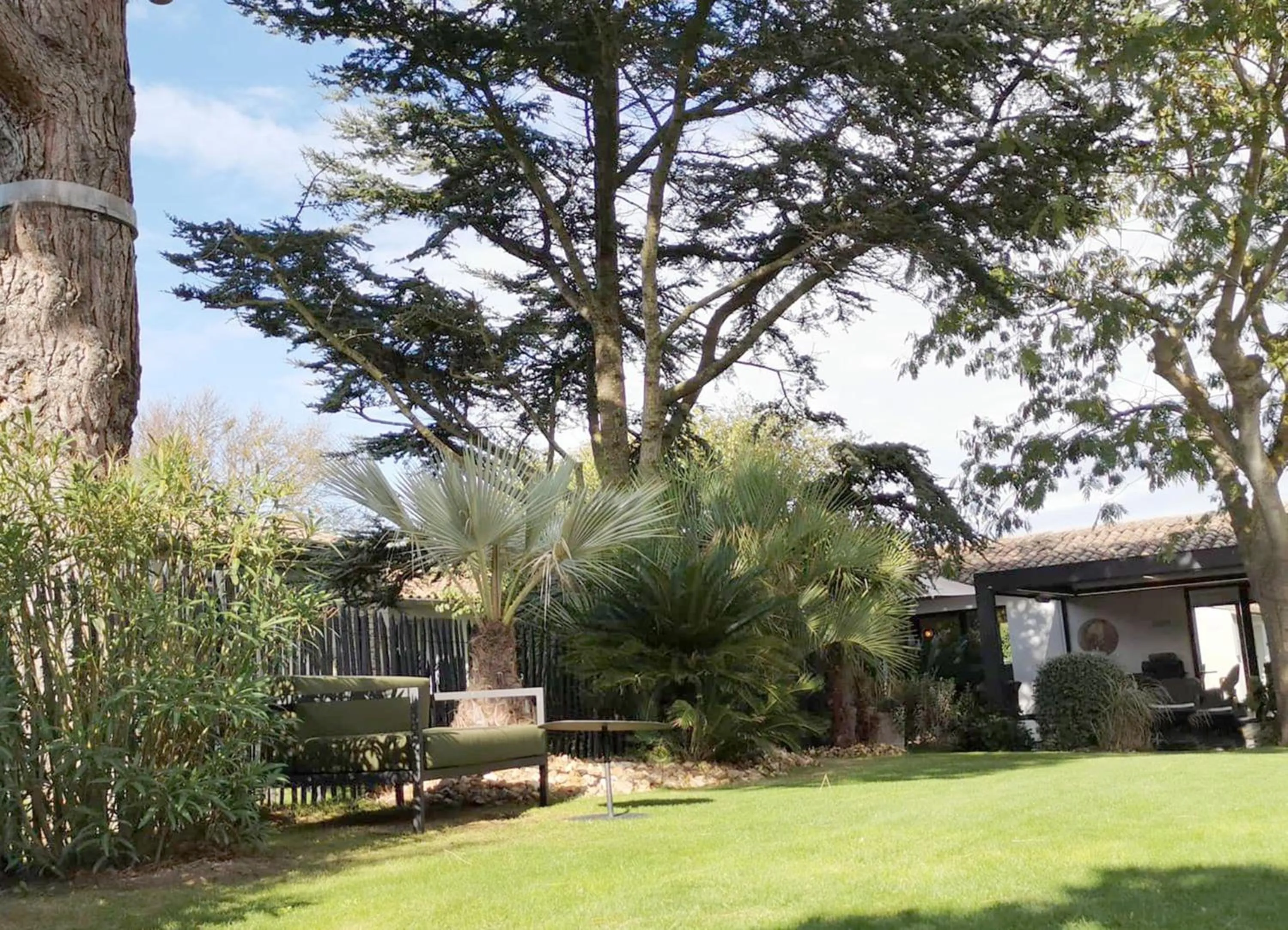 Garden in Le Clos Saint-Martin Hôtel & Spa