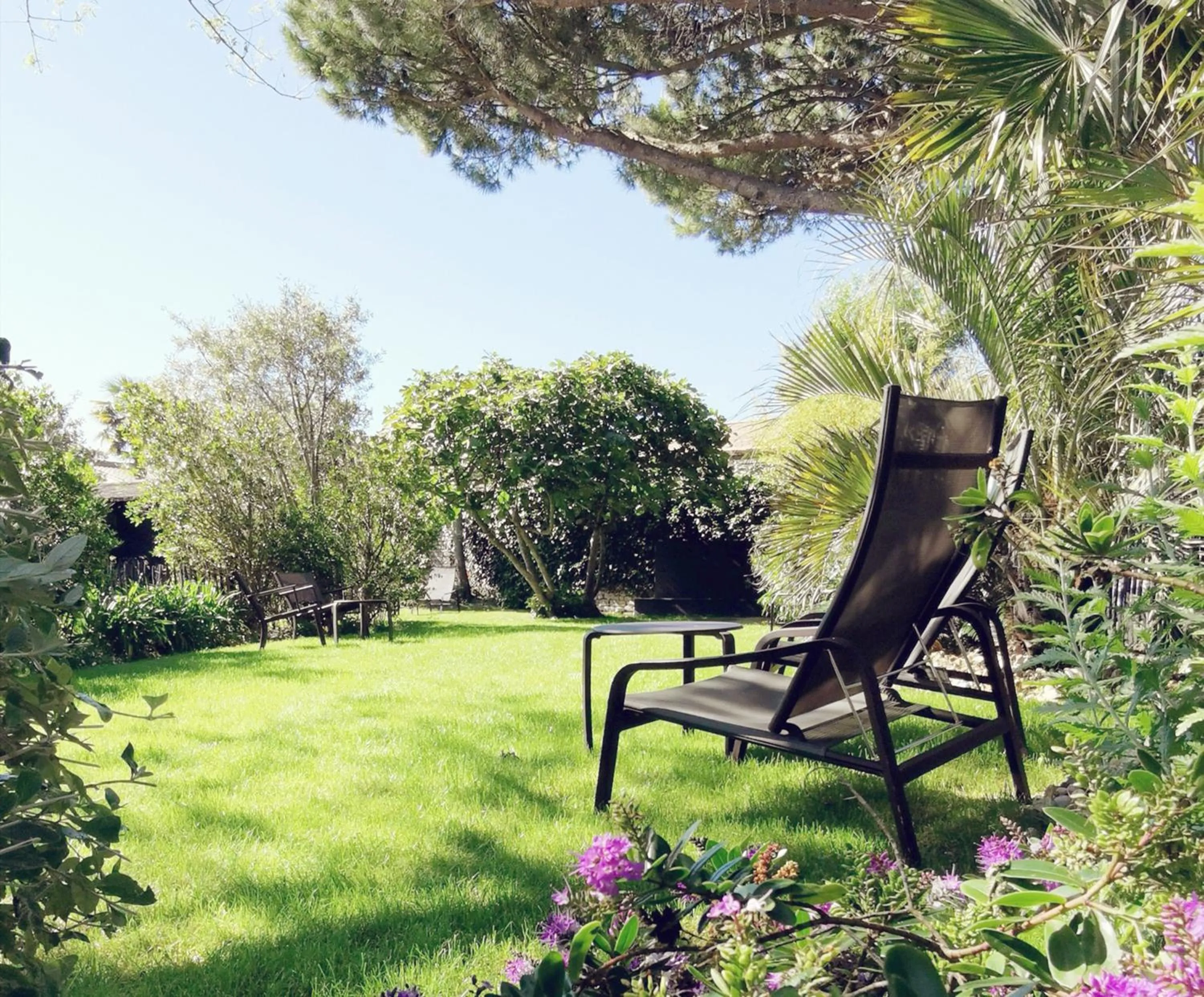 Garden in Le Clos Saint-Martin Hôtel & Spa
