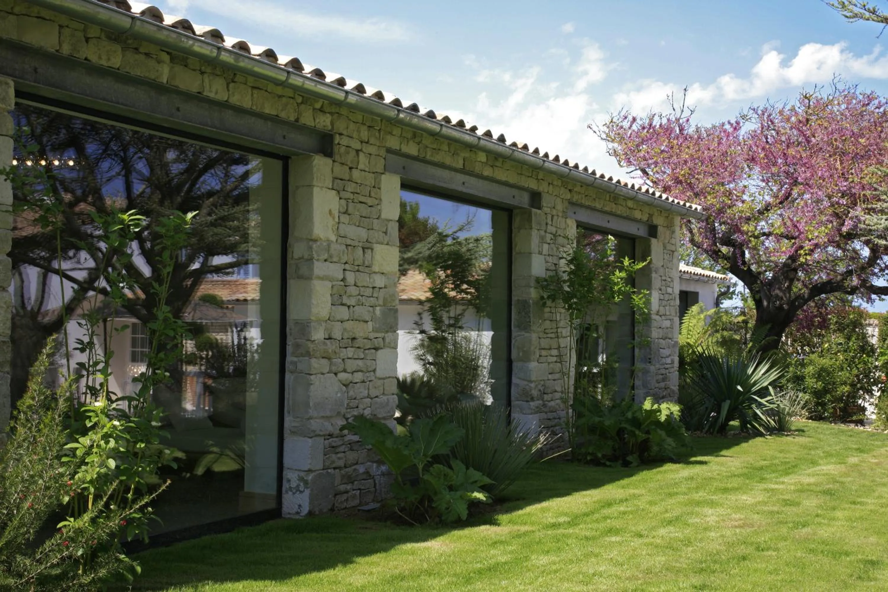 Garden in Le Clos Saint-Martin Hôtel & Spa