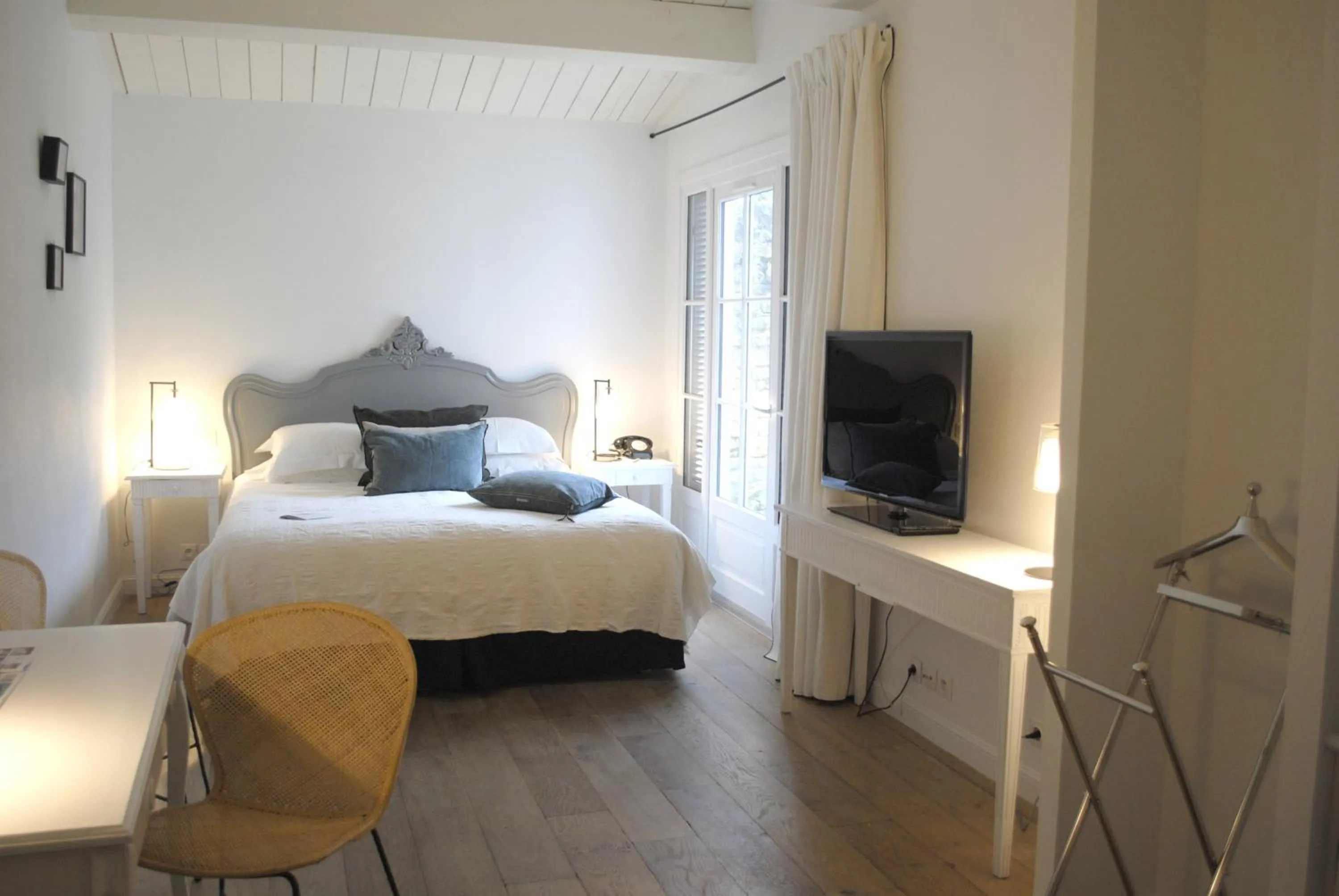 Photo of the whole room, Bed in Le Clos Saint-Martin Hôtel & Spa