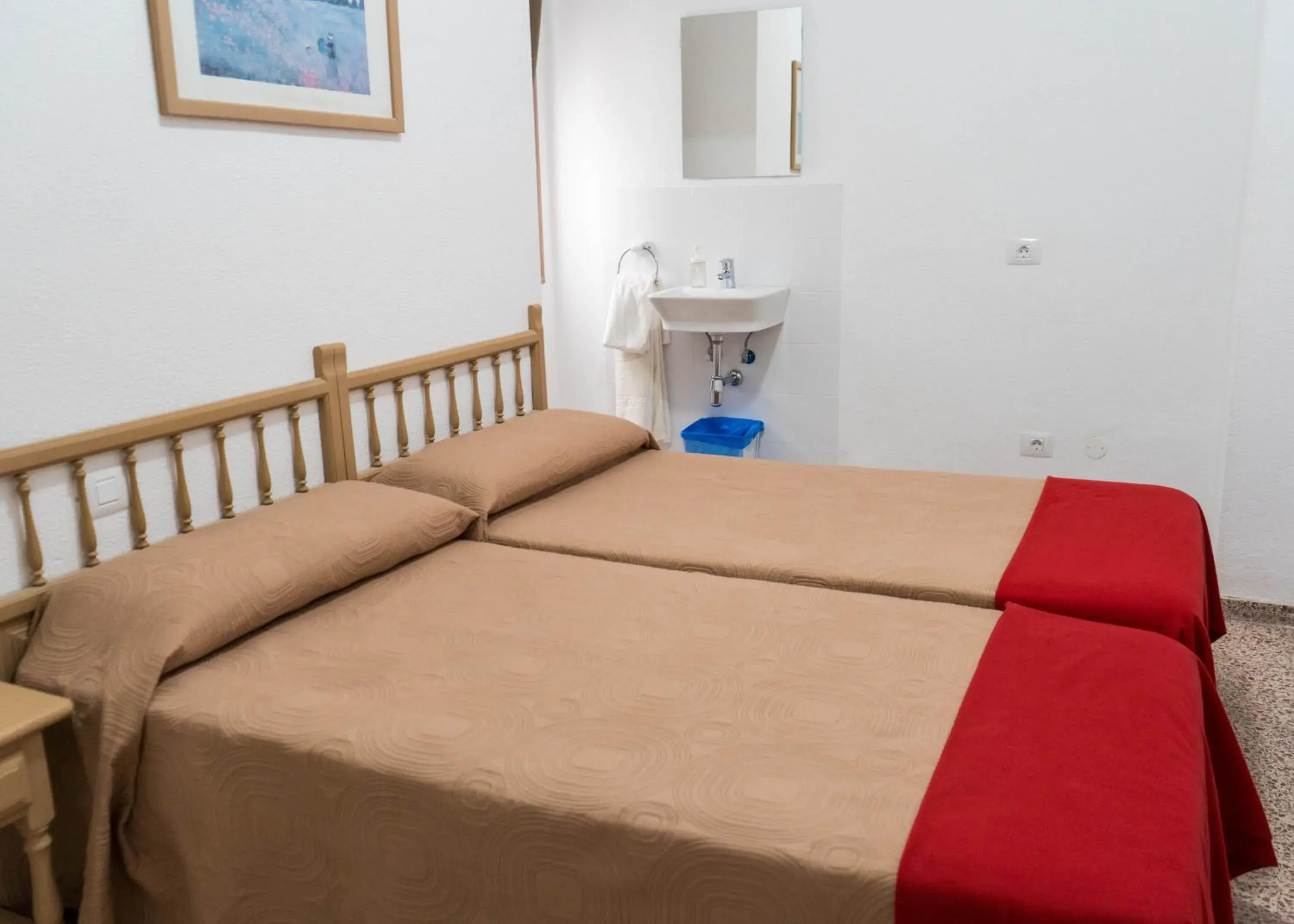 Standard Twin Room with Shared Bathroom in Pensión Alcalá Standard Twin Room with Shared Bathroom in Pensión Alcalá