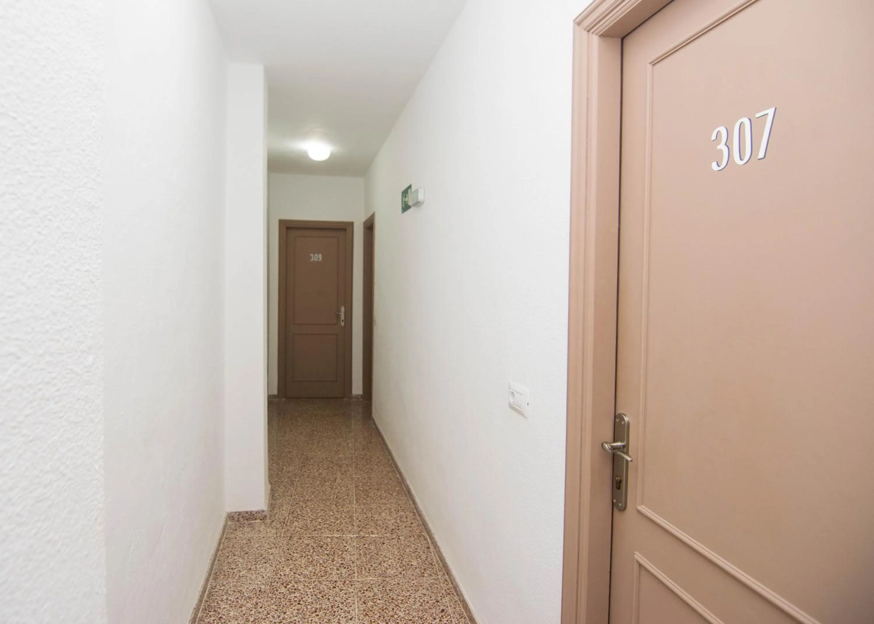 Property building in Pensión Alcalá