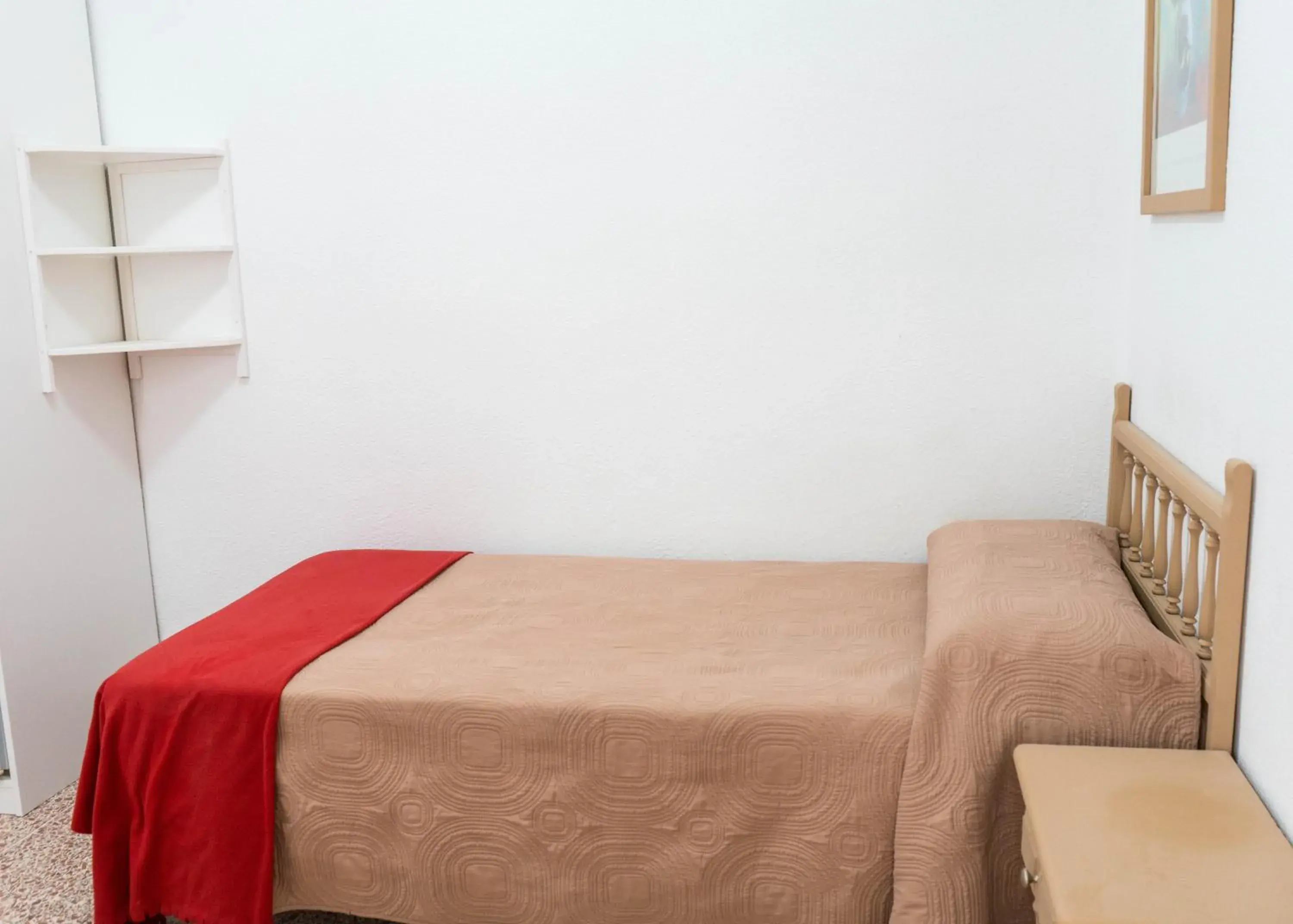 Standard Single Room with Shared Bathroom in Pensión Alcalá Standard Single Room with Shared Bathroom in Pensión Alcalá