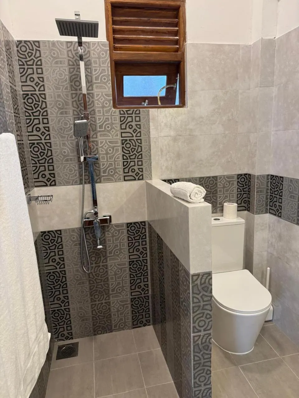 Shower in White Elephant Villa & Restaurant