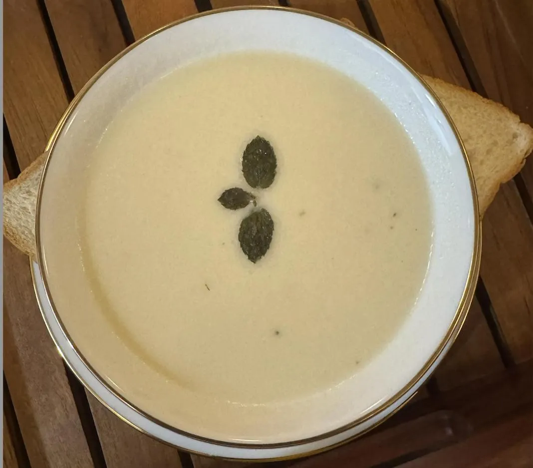 Restaurant/places to eat in White Elephant Villa & Restaurant