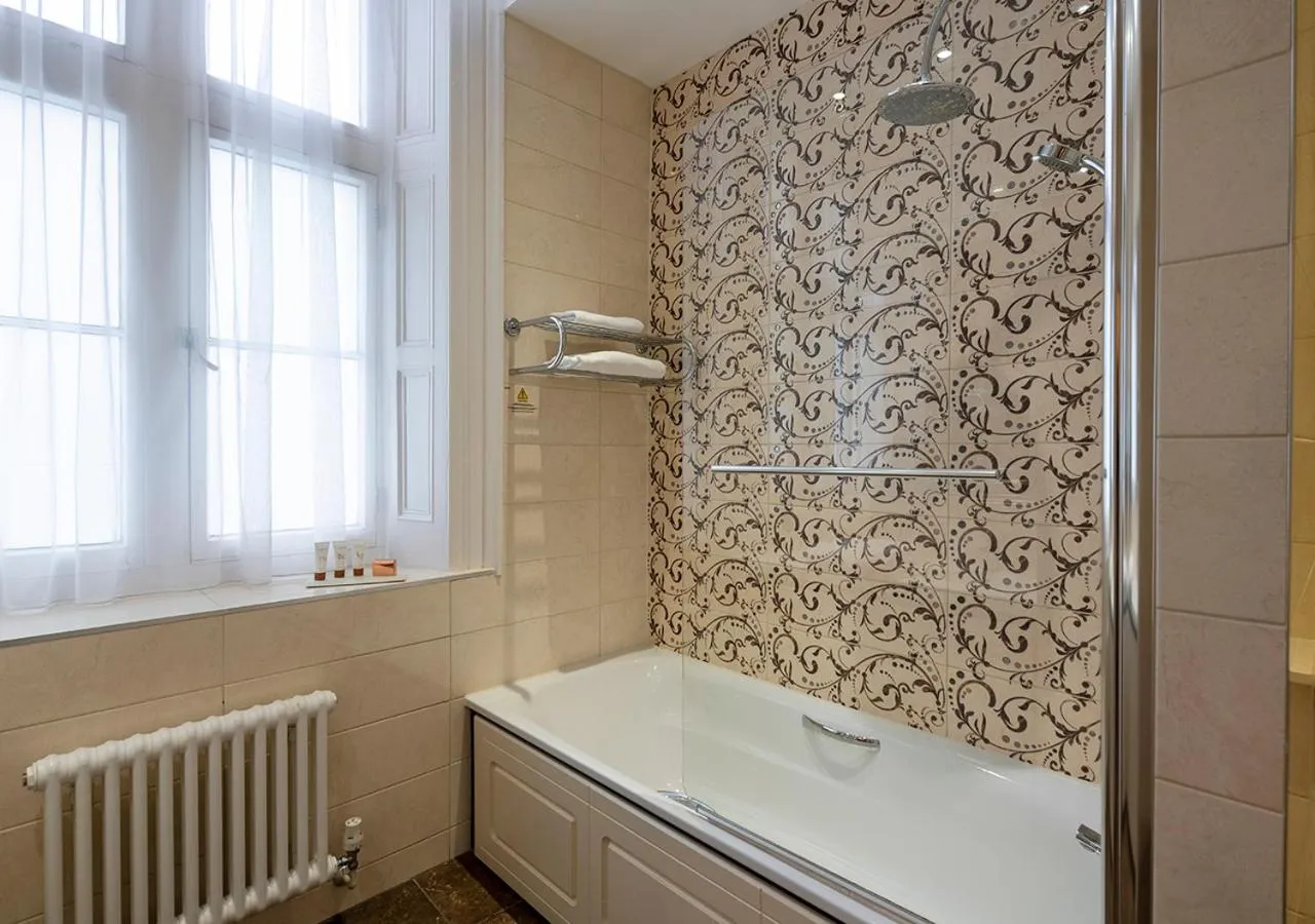 Bathroom in Dukes Head Hotel Kings Lynn