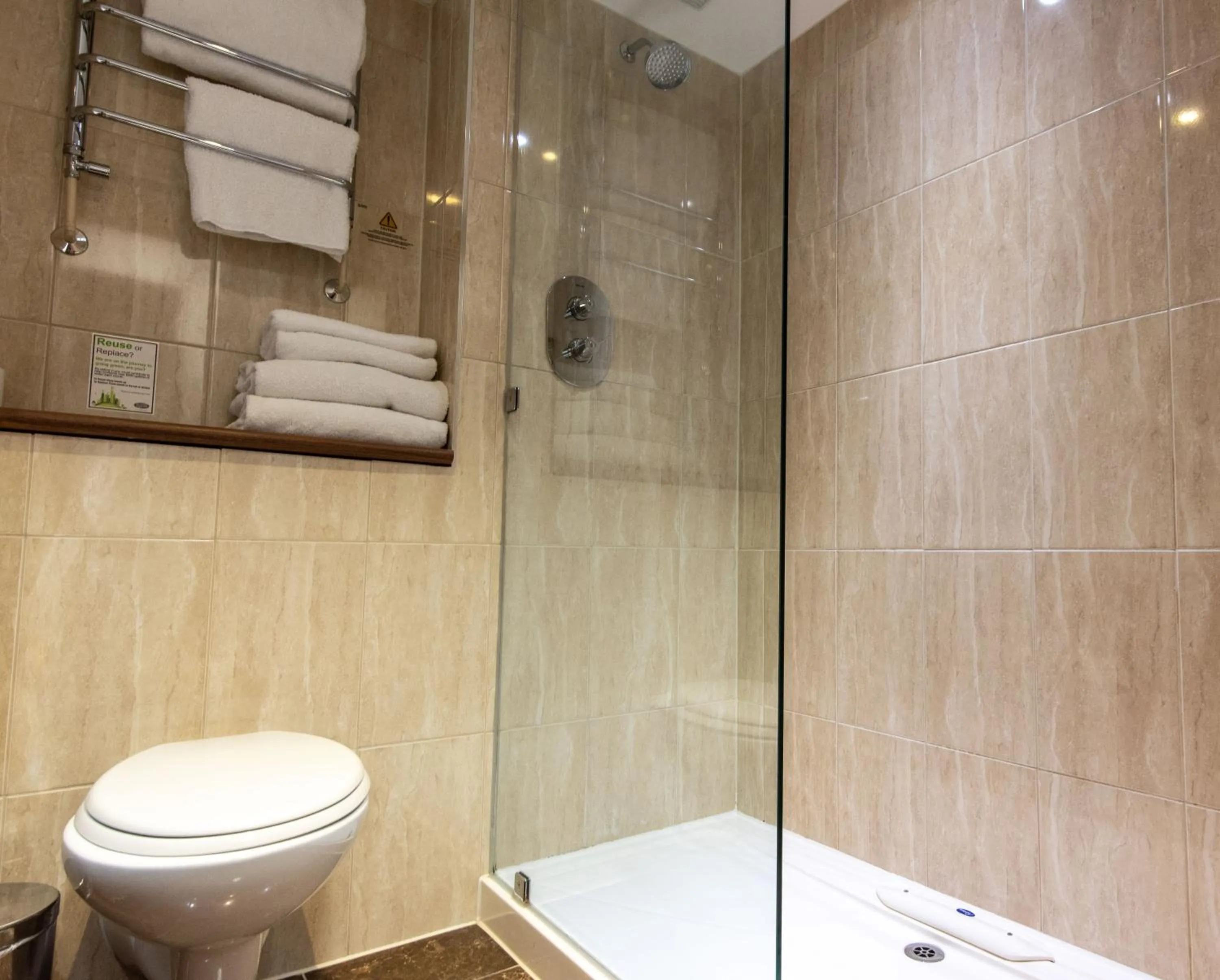 Bathroom in Dukes Head Hotel Kings Lynn