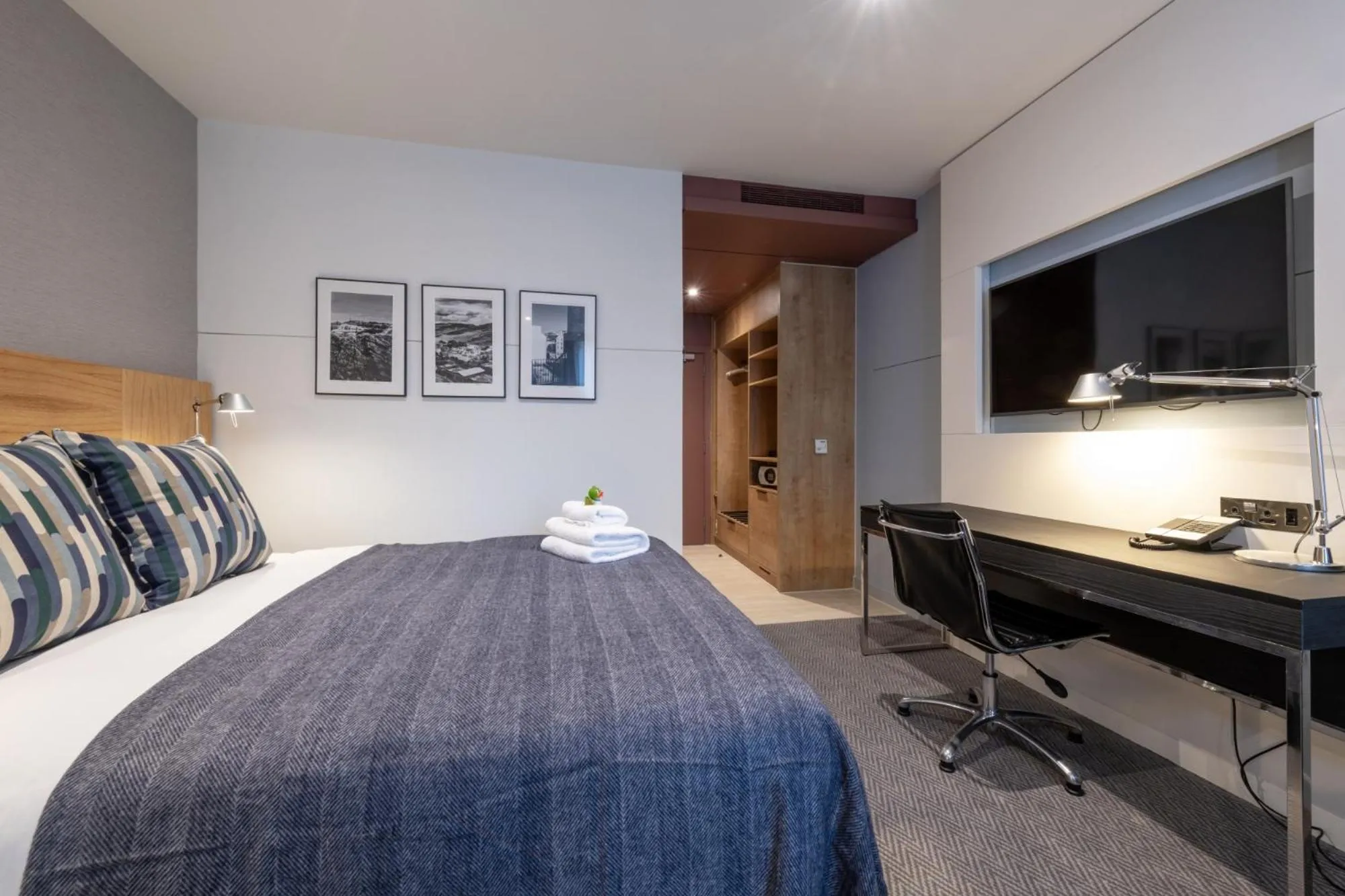 Bed in Apex City of Edinburgh Hotel