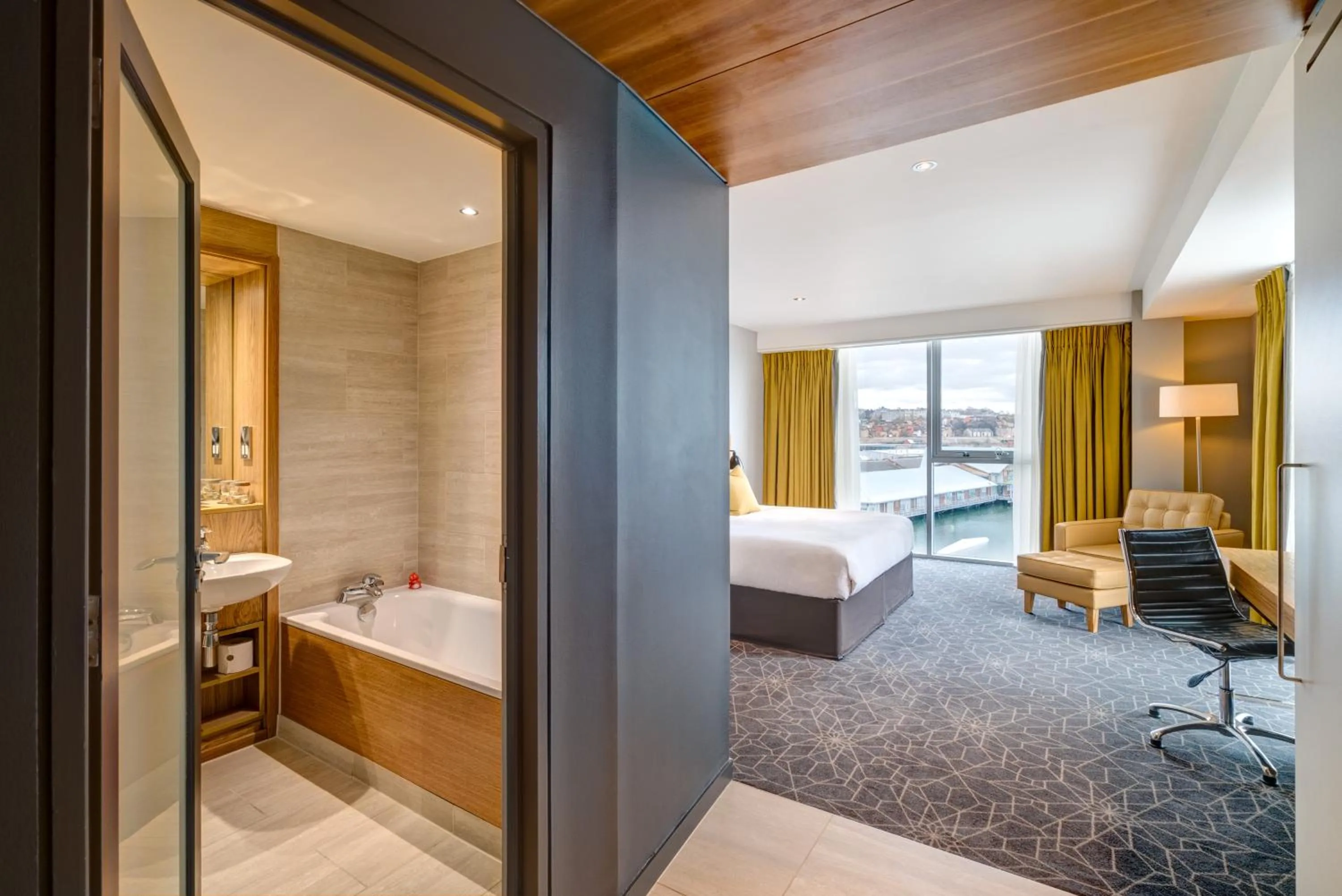 Bathroom, Bed in Apex City Quay Hotel & Spa