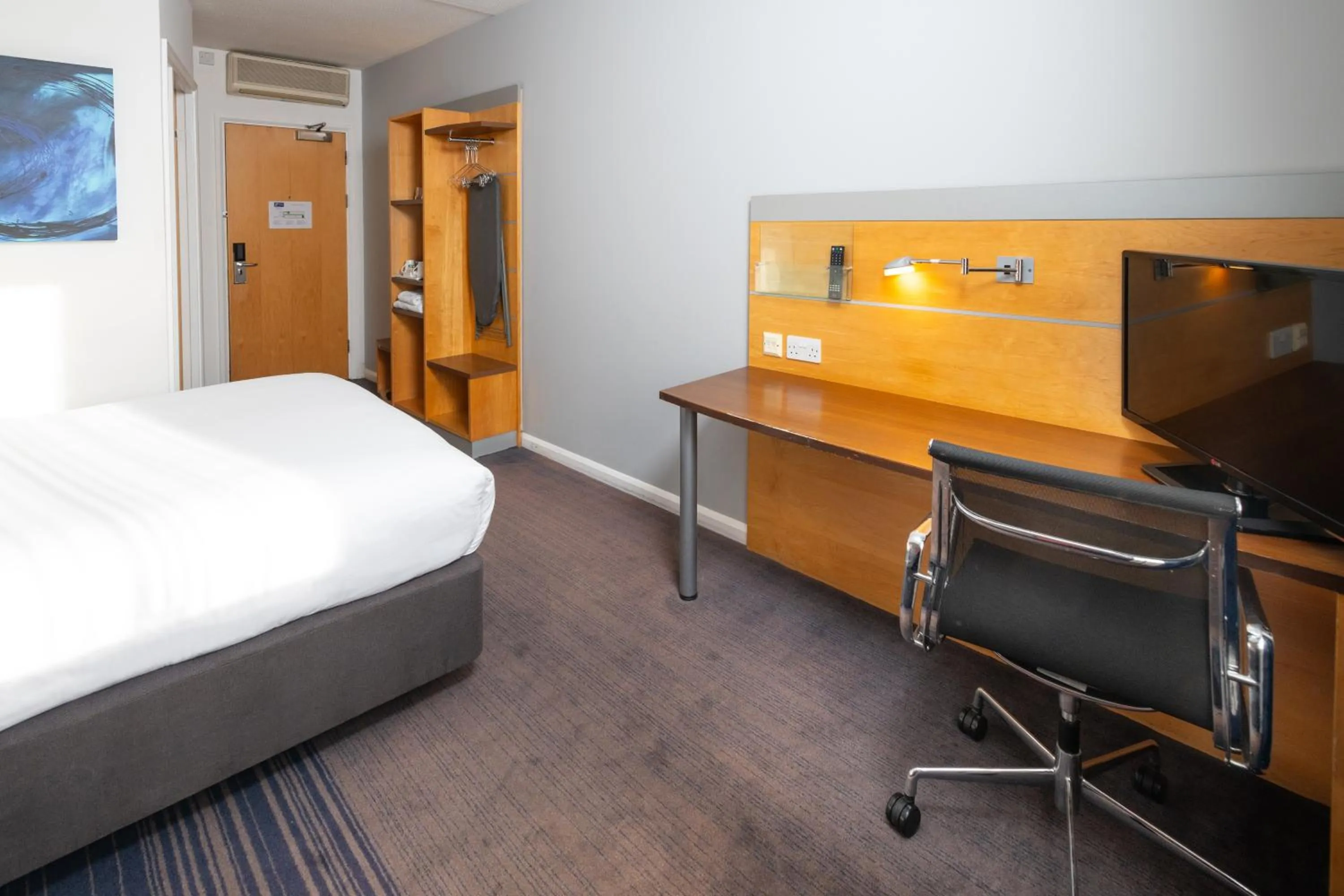 Photo of the whole room, Bed in Holiday Inn Express Stevenage by IHG