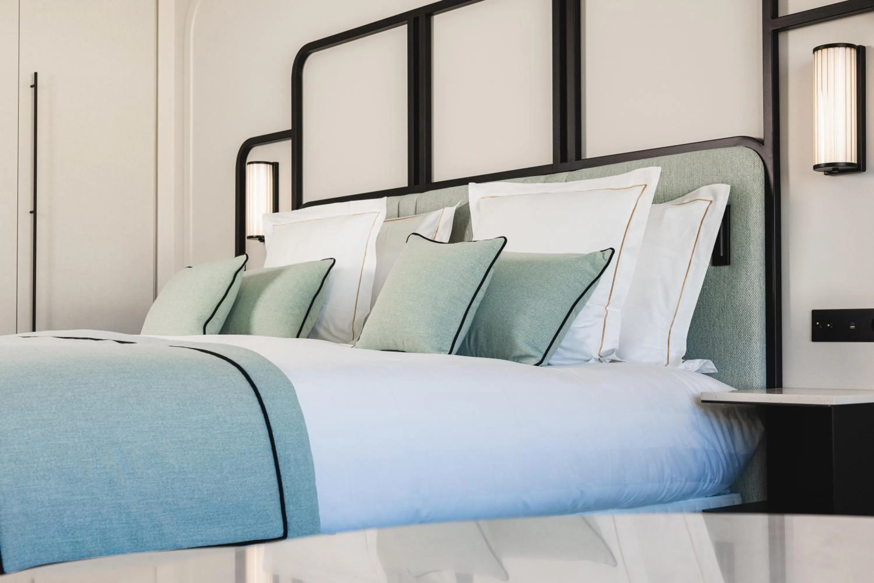 Bed in Mondrian Cannes