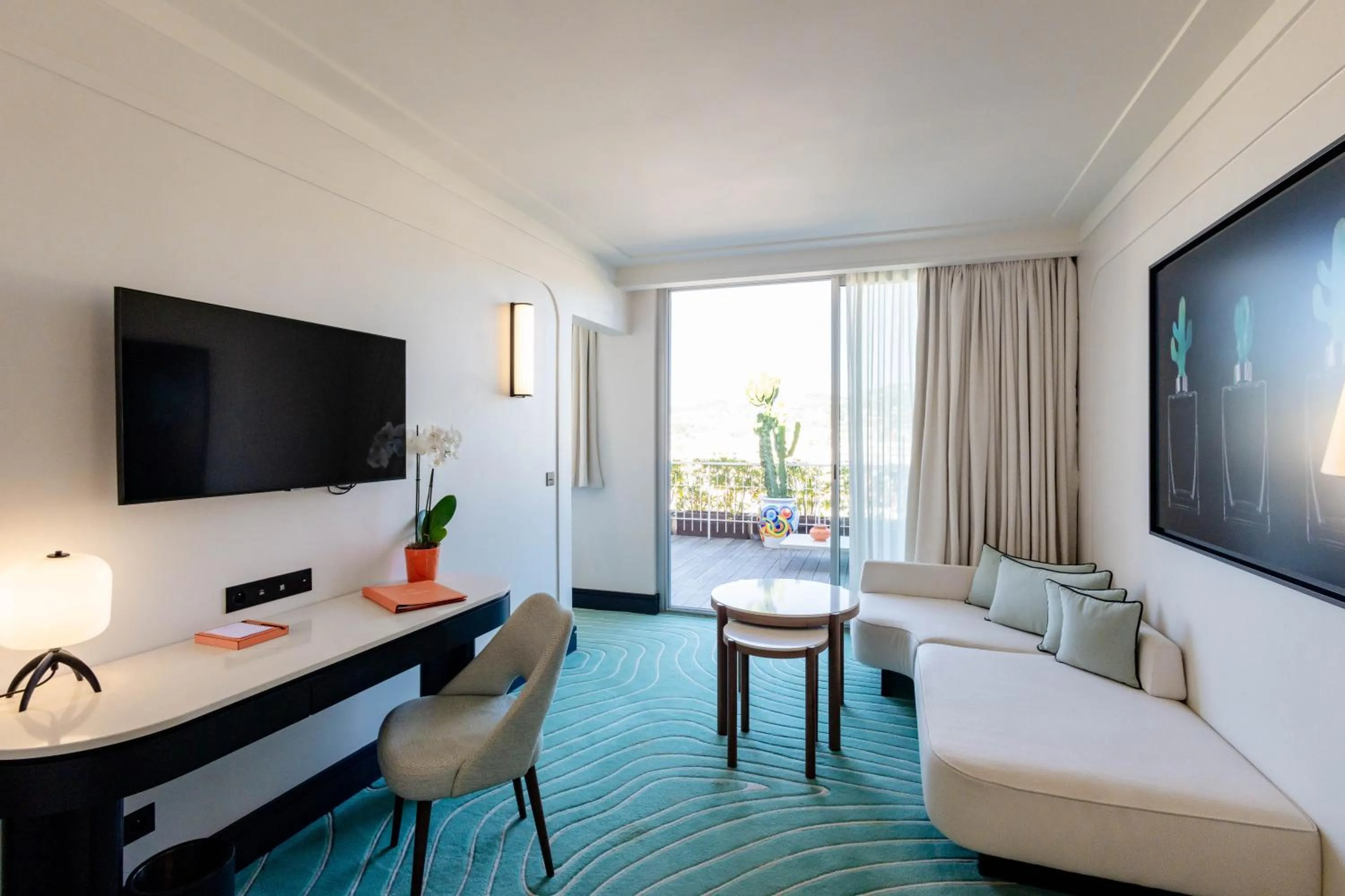 TV and multimedia in Mondrian Cannes