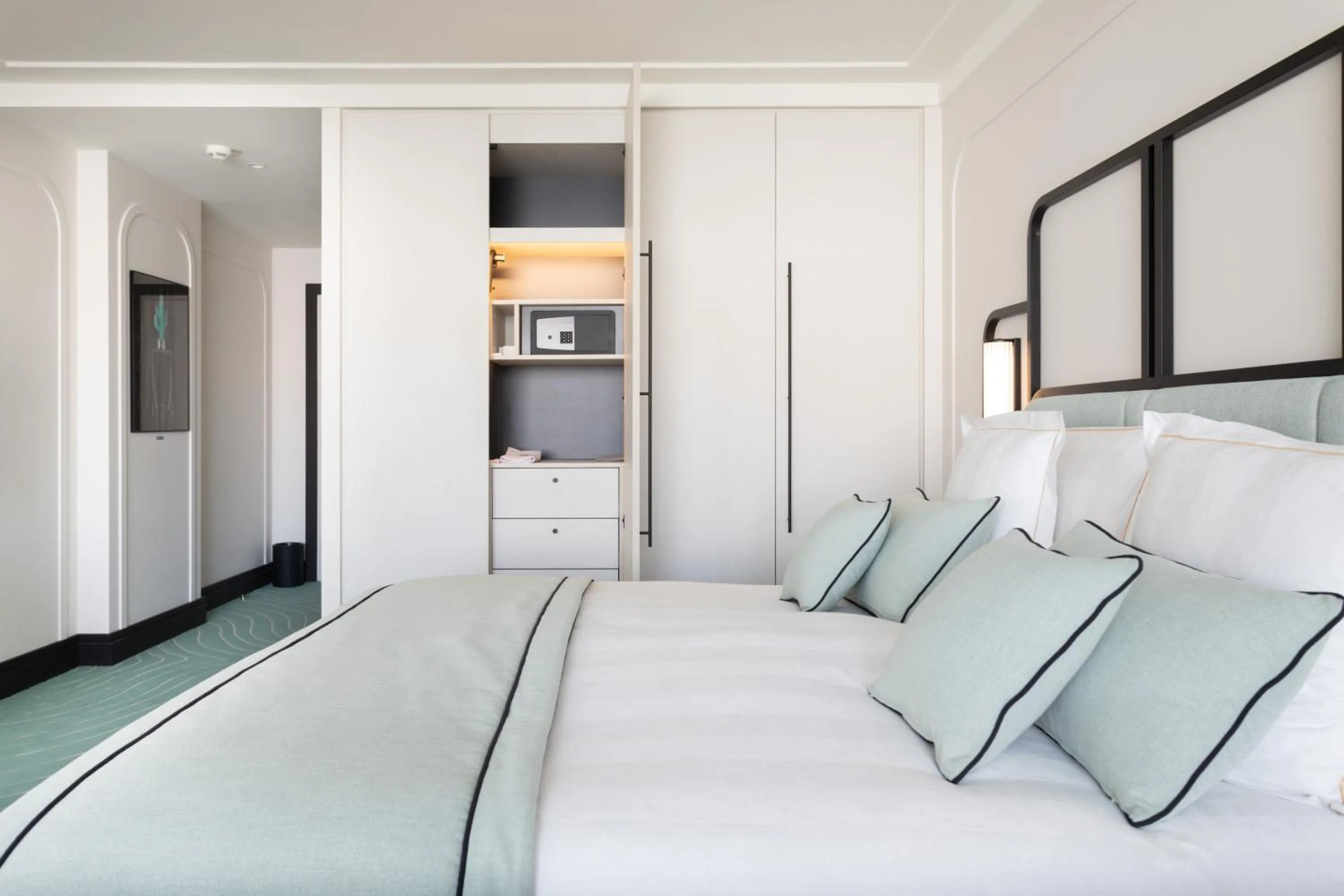 Bed in Mondrian Cannes