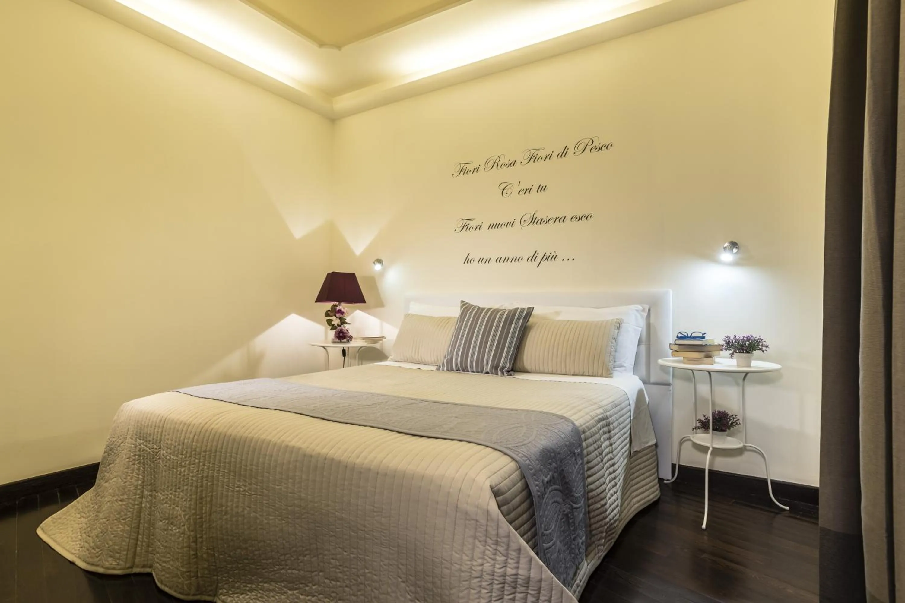 Photo of the whole room, Bed in Fior di Loto Sweetness