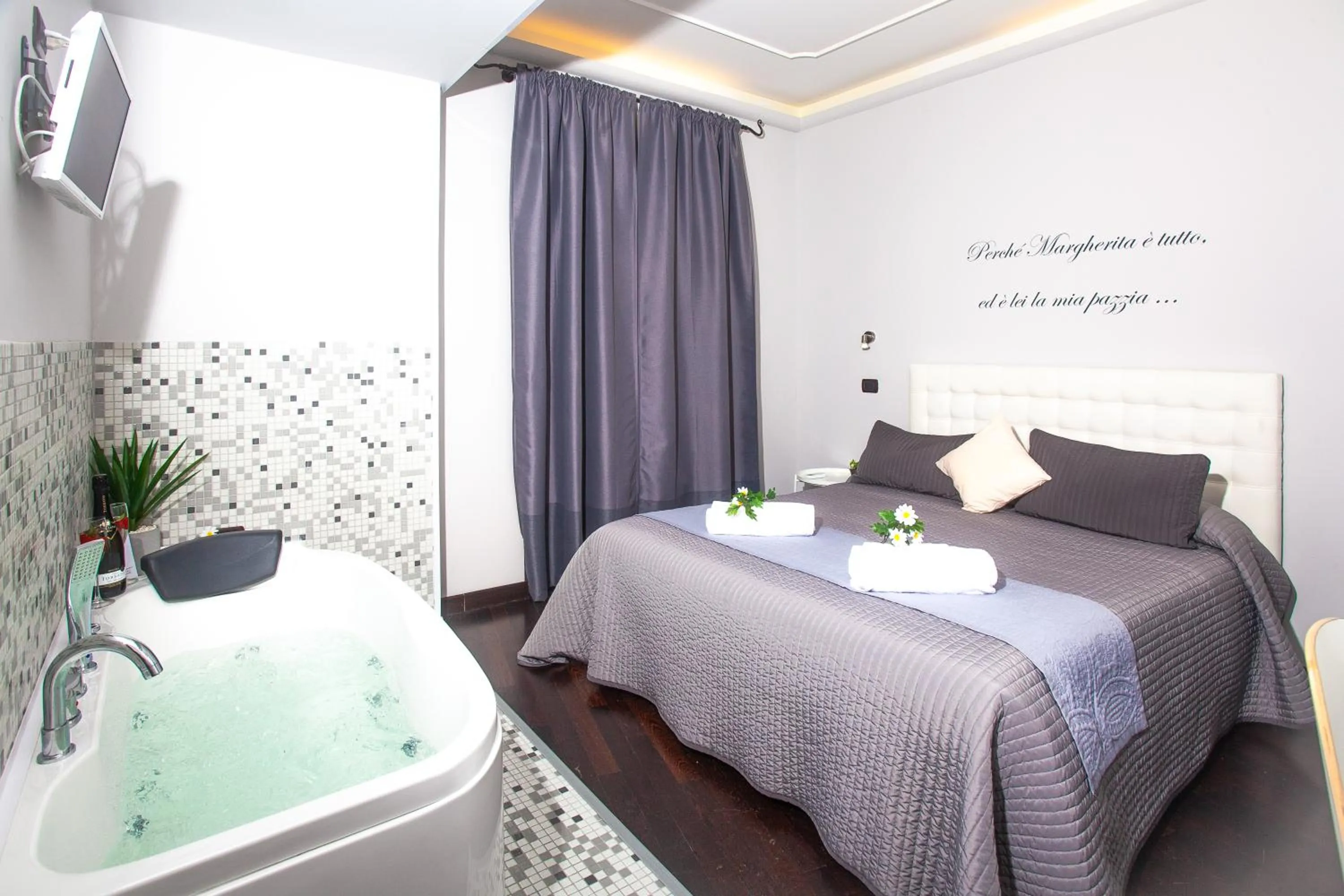 Photo of the whole room, Bed in Fior di Loto Sweetness