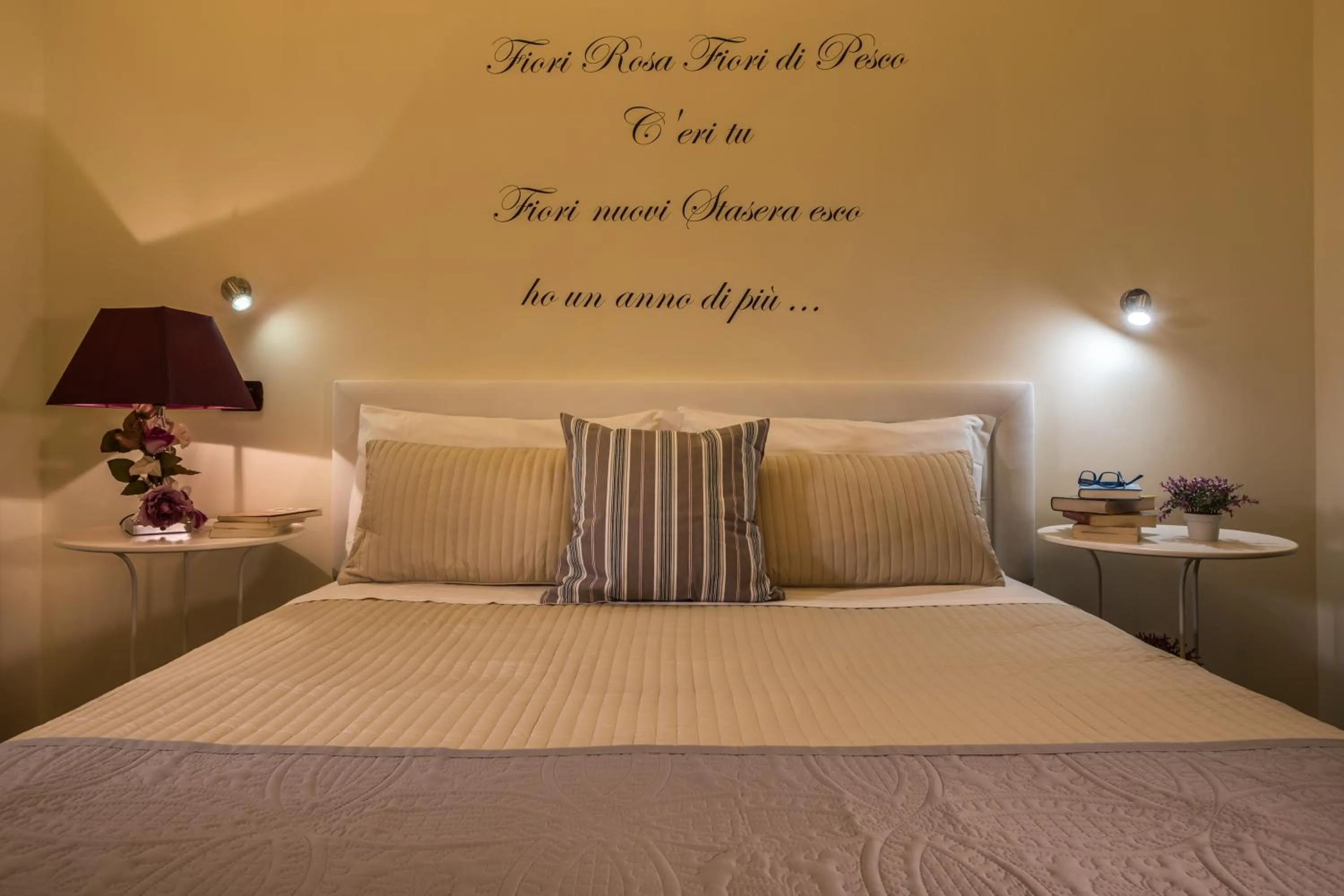 Photo of the whole room, Bed in Fior di Loto Sweetness