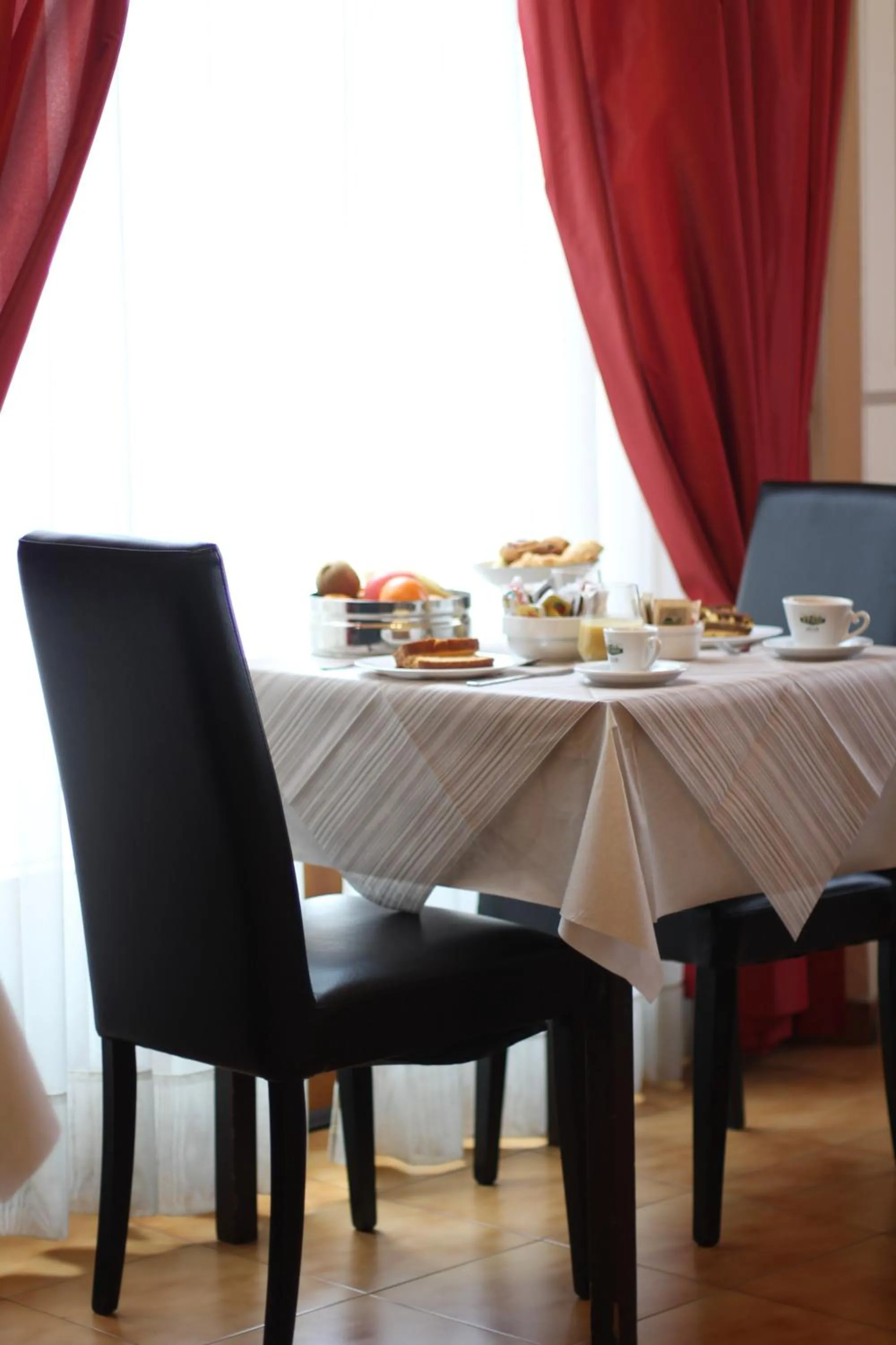 Restaurant/places to eat in Hotel PRime