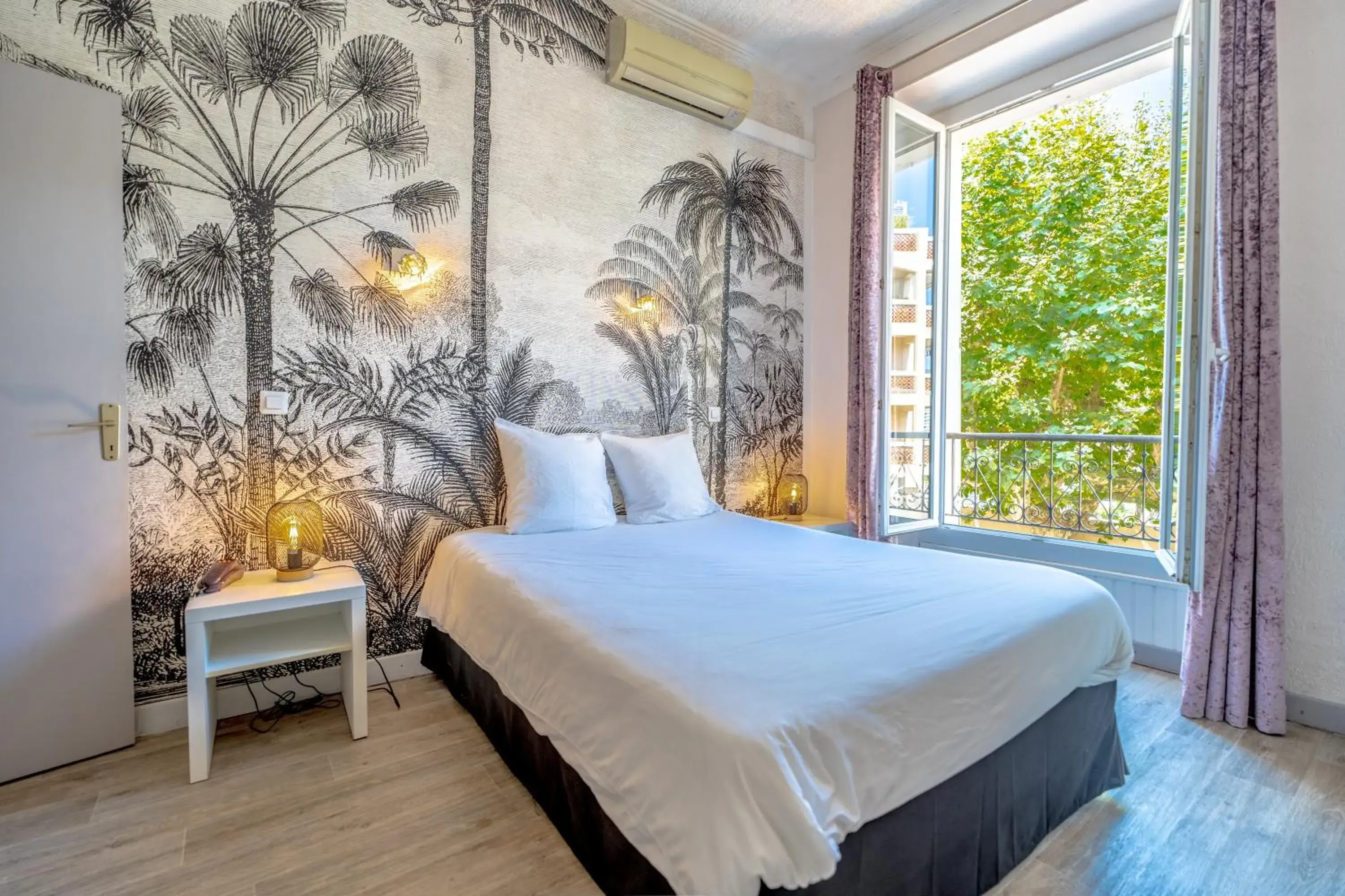 Family Room in Hotel Les Palmiers Family Room in Hotel Les Palmiers