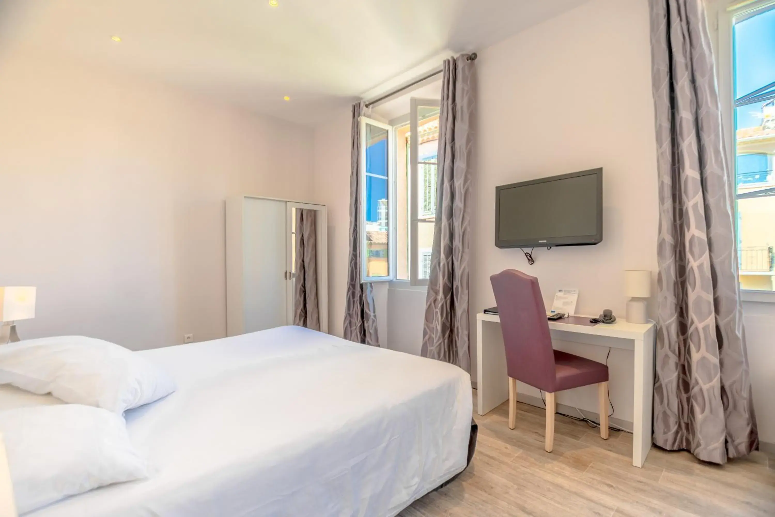 Comfort Double or Twin Room in Hotel Les Palmiers Comfort Double or Twin Room in Hotel Les Palmiers