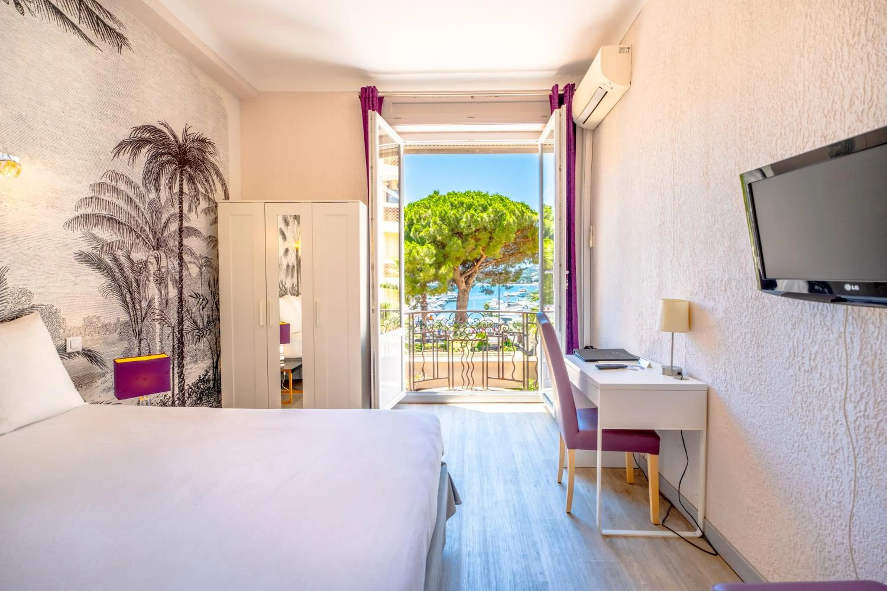 Photo of the whole room, Bed in Hotel Les Palmiers