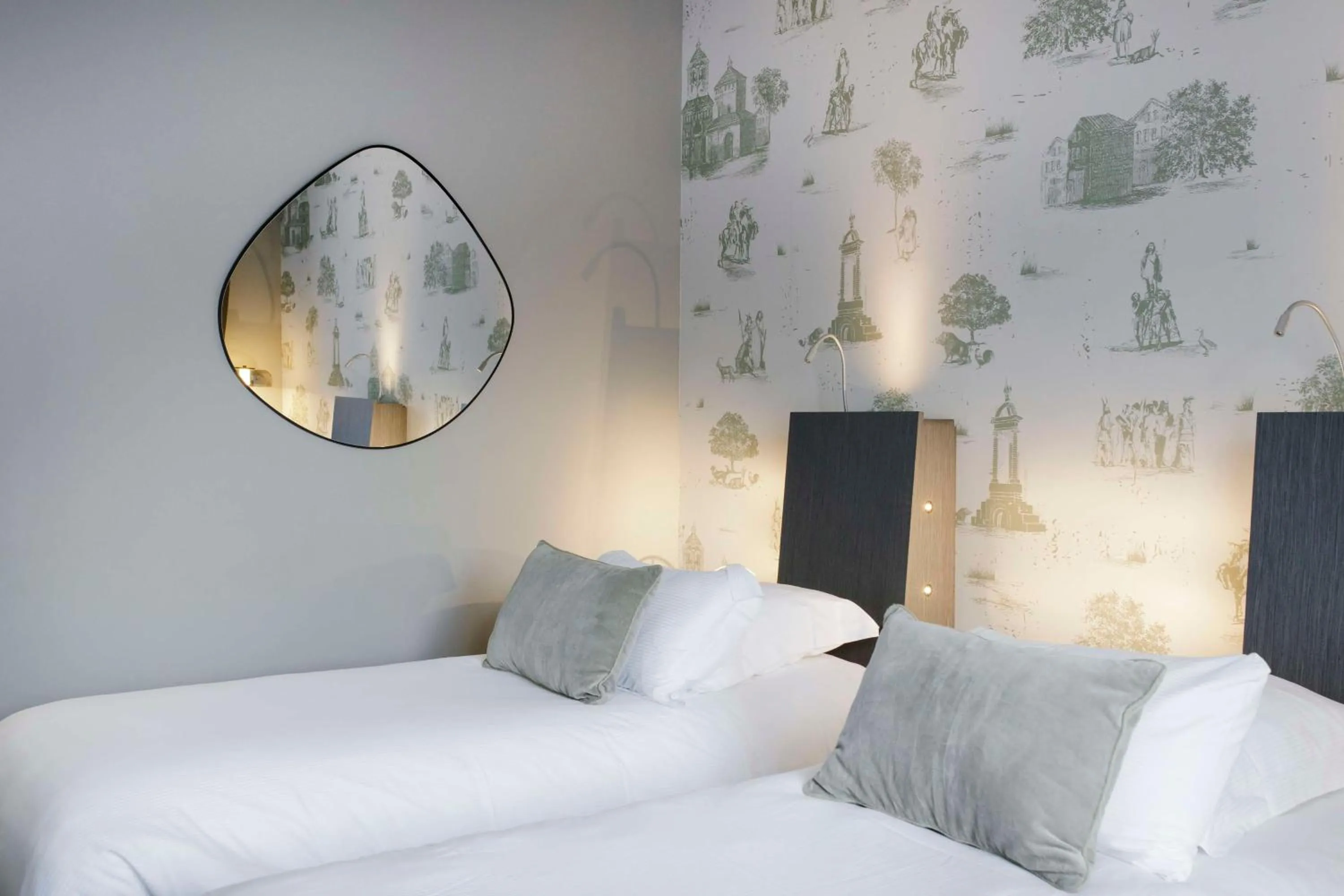 Bedroom, Bed in Best Western Plus Hôtel Gergovie