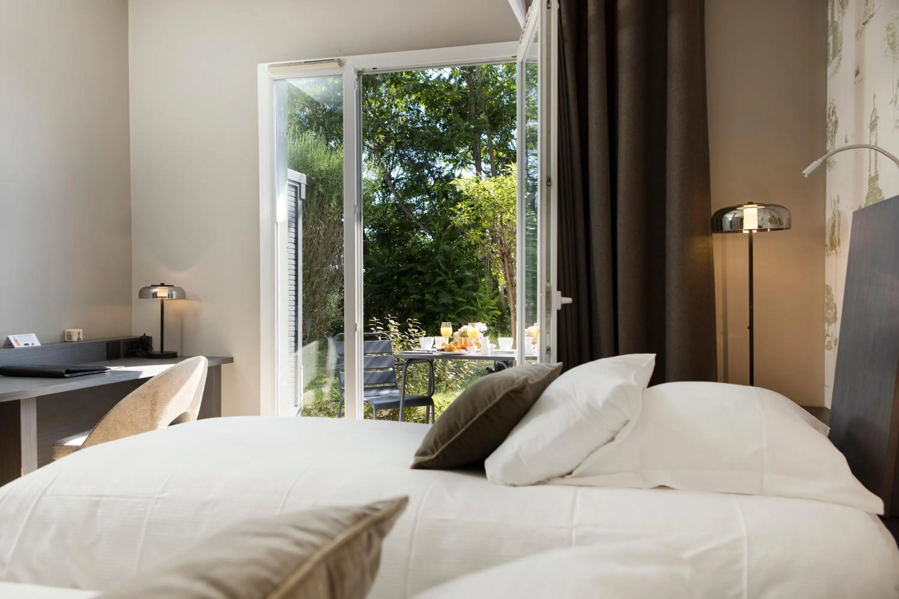 Photo of the whole room, Bed in Best Western Plus Hôtel Gergovie