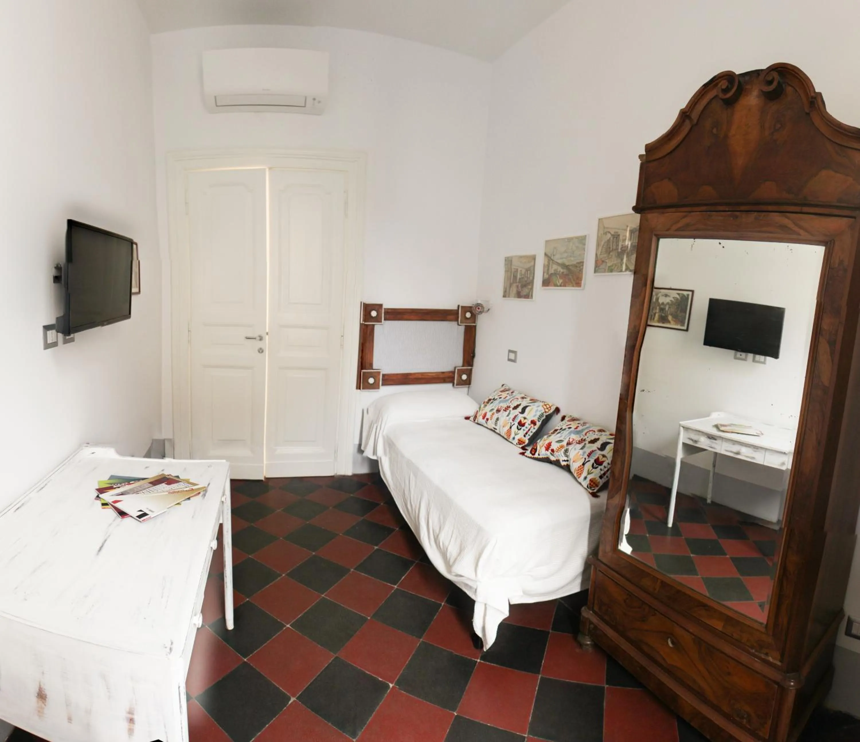 Photo of the whole room, Bed in L'architetto