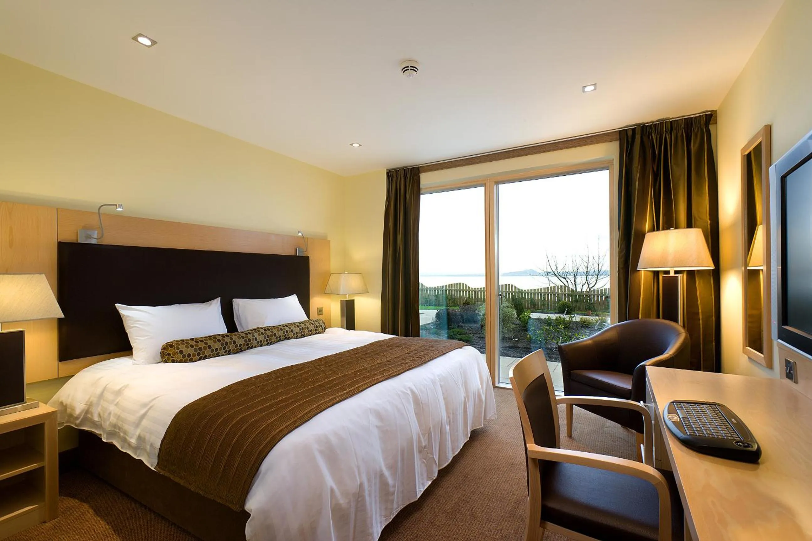Landmark view, Bed in The Bay Hotel