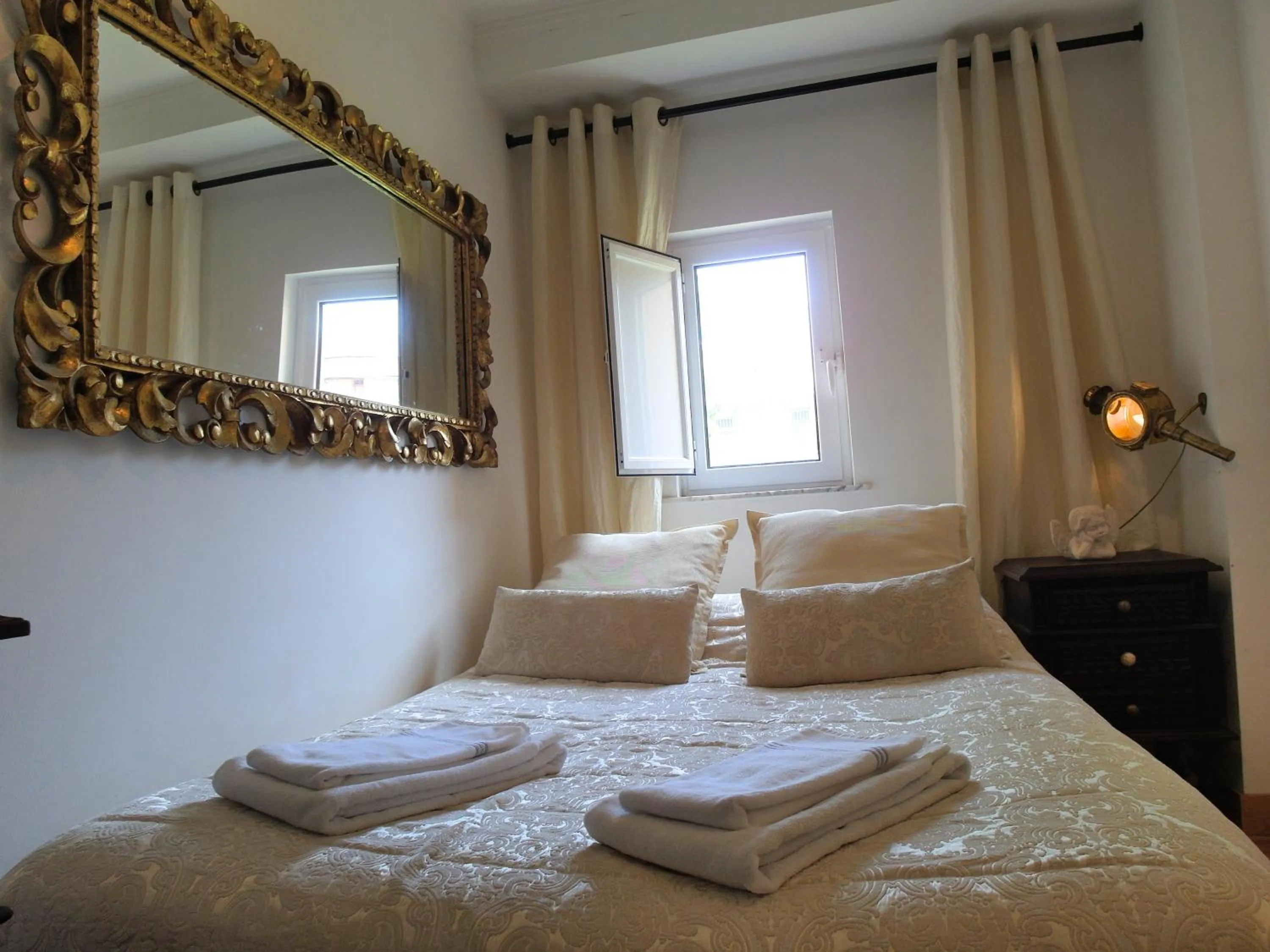 Photo of the whole room, Bed in SantoSweethome 1