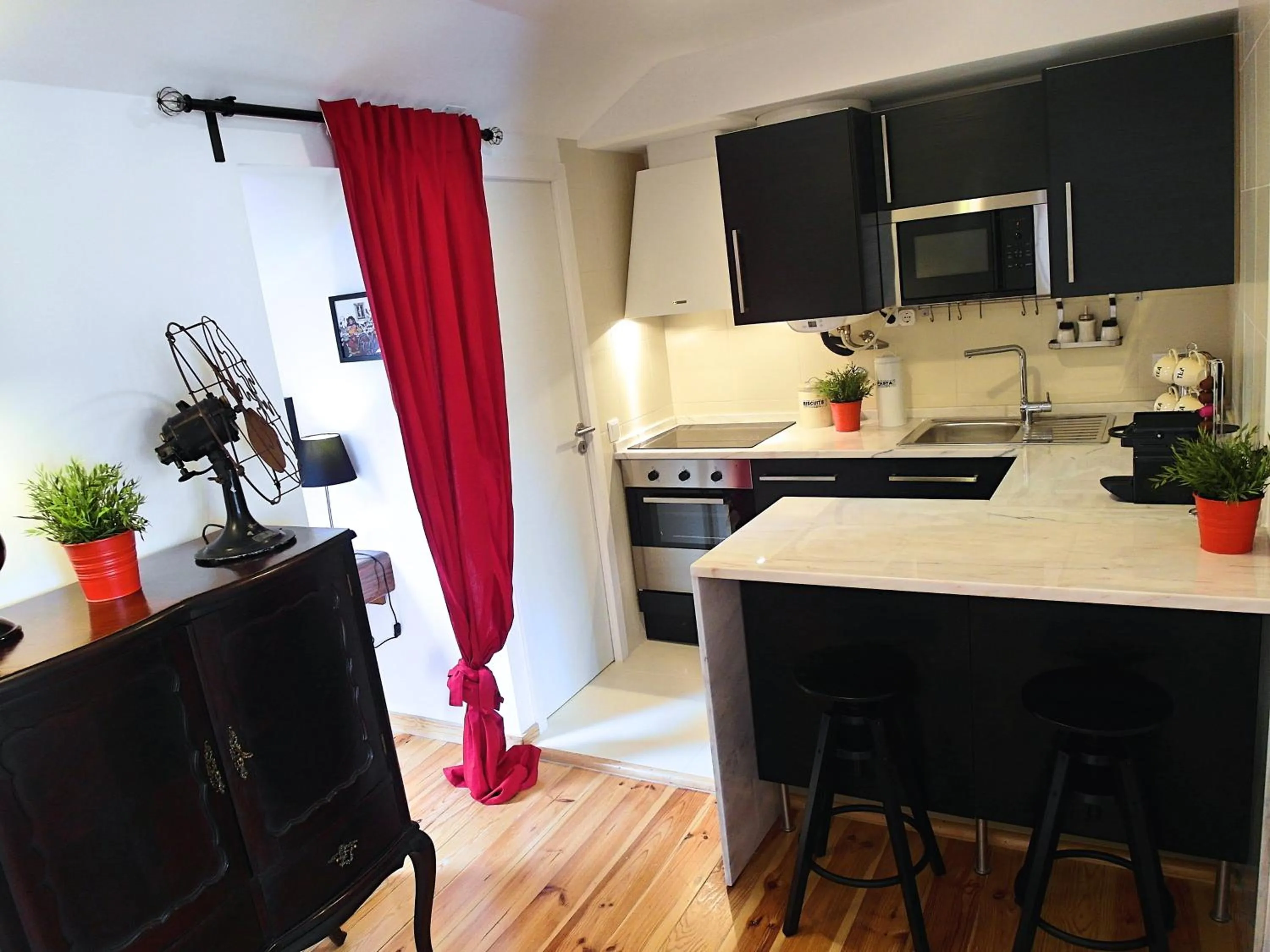 Communal kitchen in SantoSweethome 1