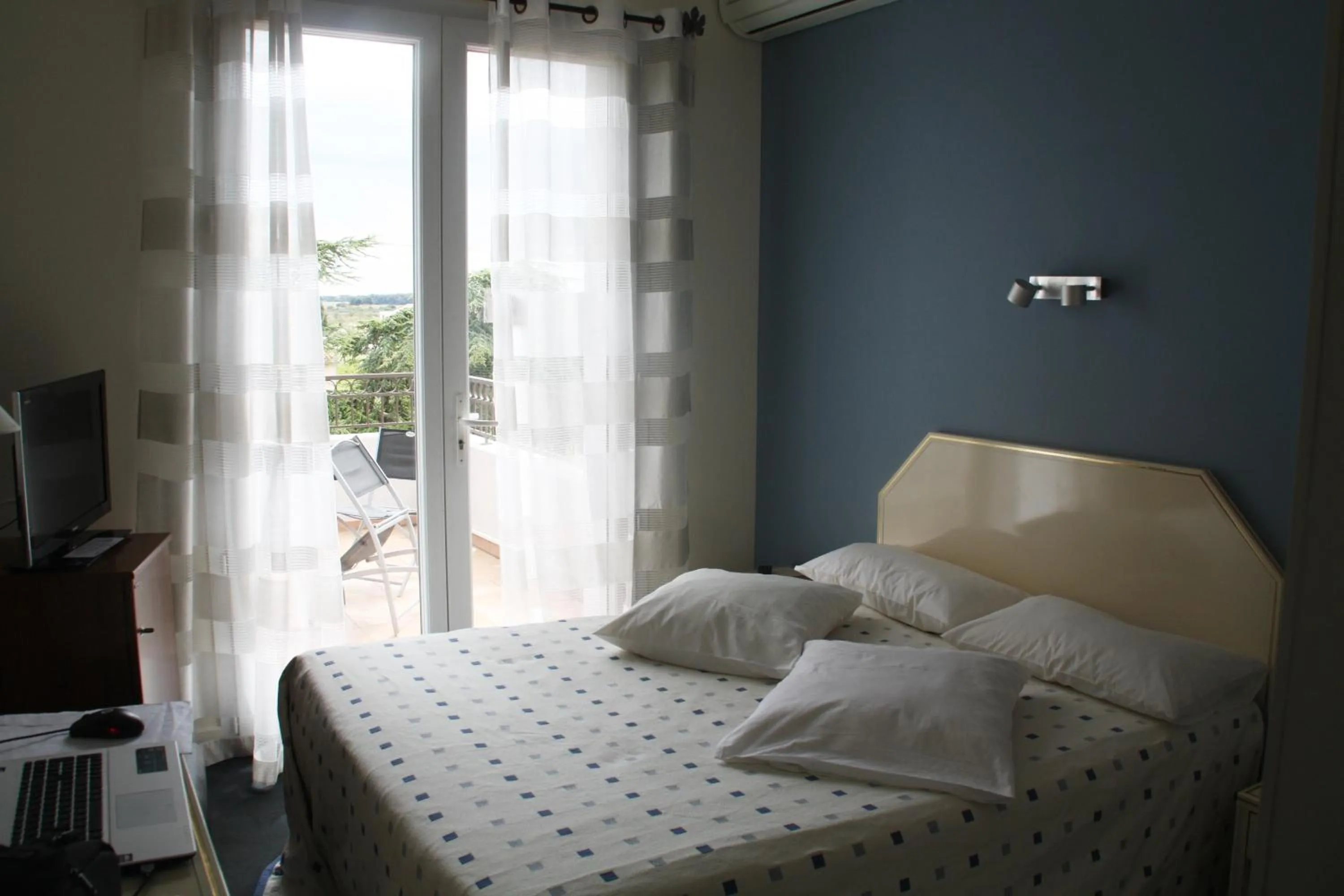 Patio, Bed in Hôtel restaurant LOGIS HOTELLERIE DE BALAJAN