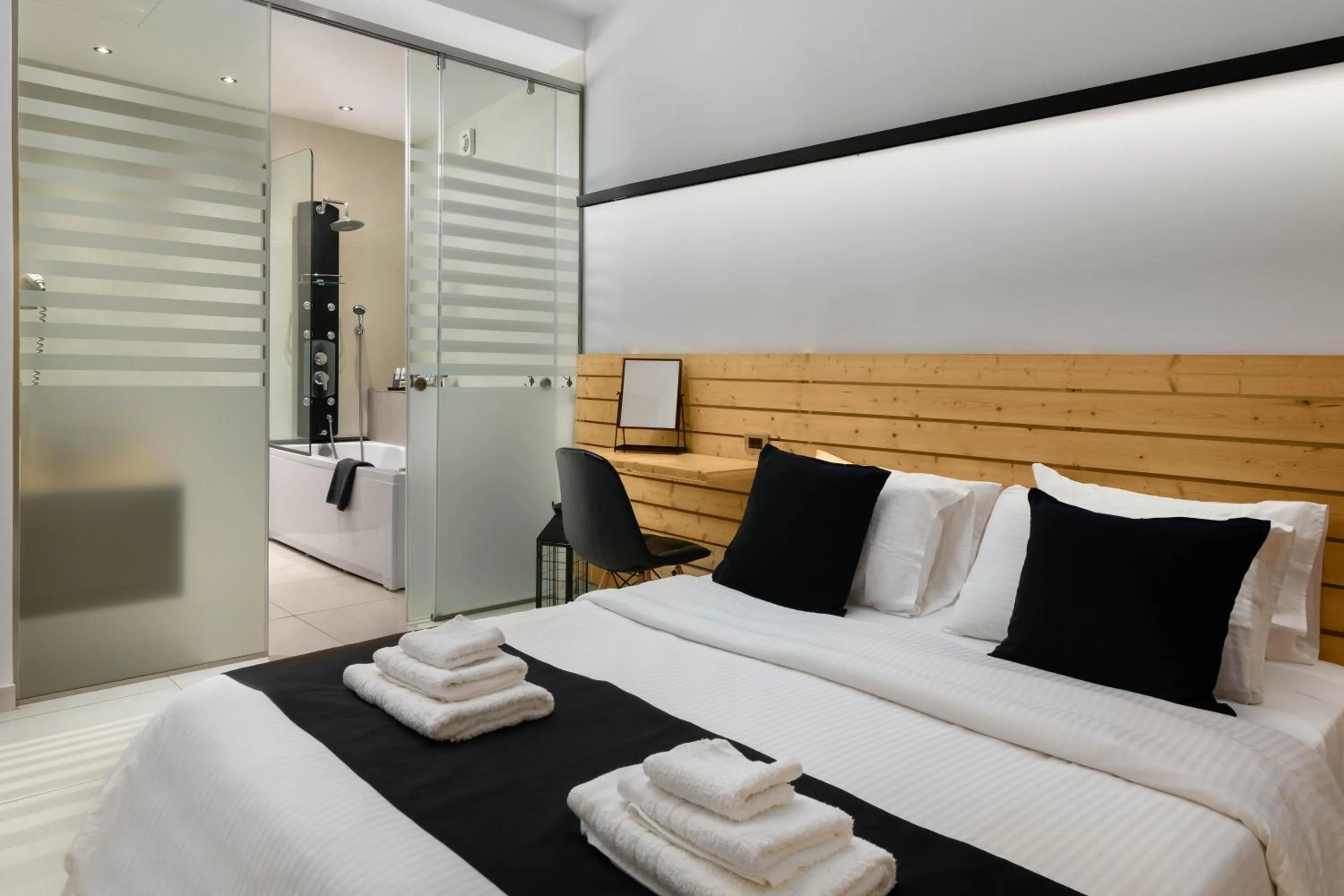 Photo of the whole room, Bed in Old Town Senses Boutique Hotel