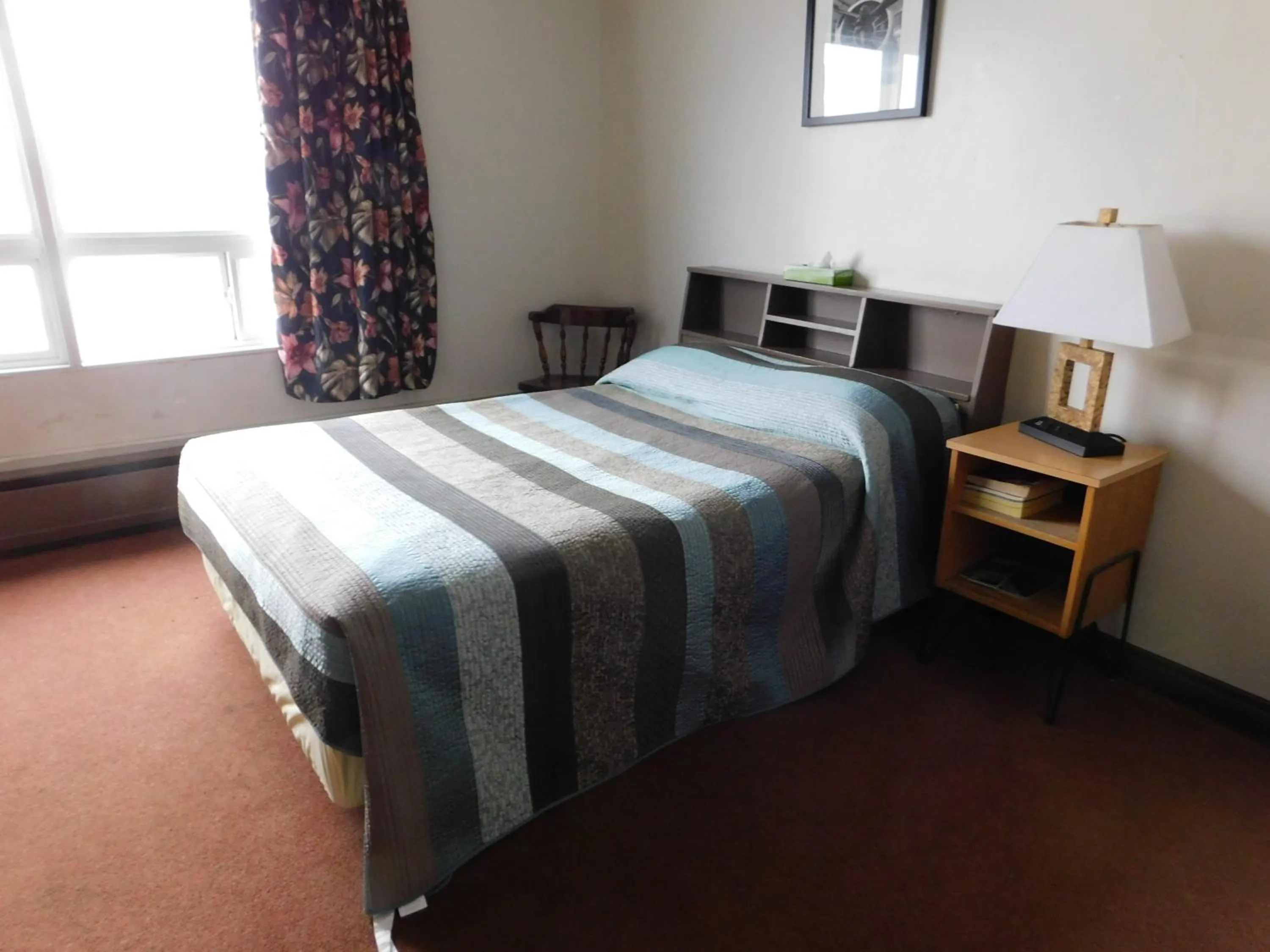 Bedroom, Bed in Timberland Hotel