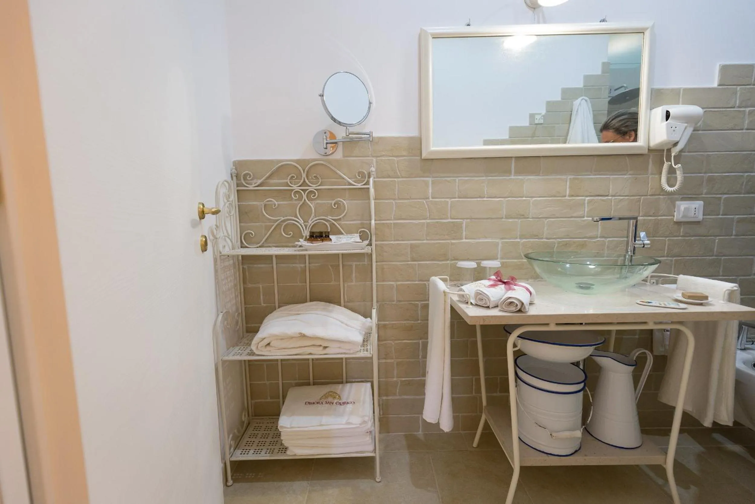Bathroom in Dimora San Quirico - bed e breakfast - Cisternino