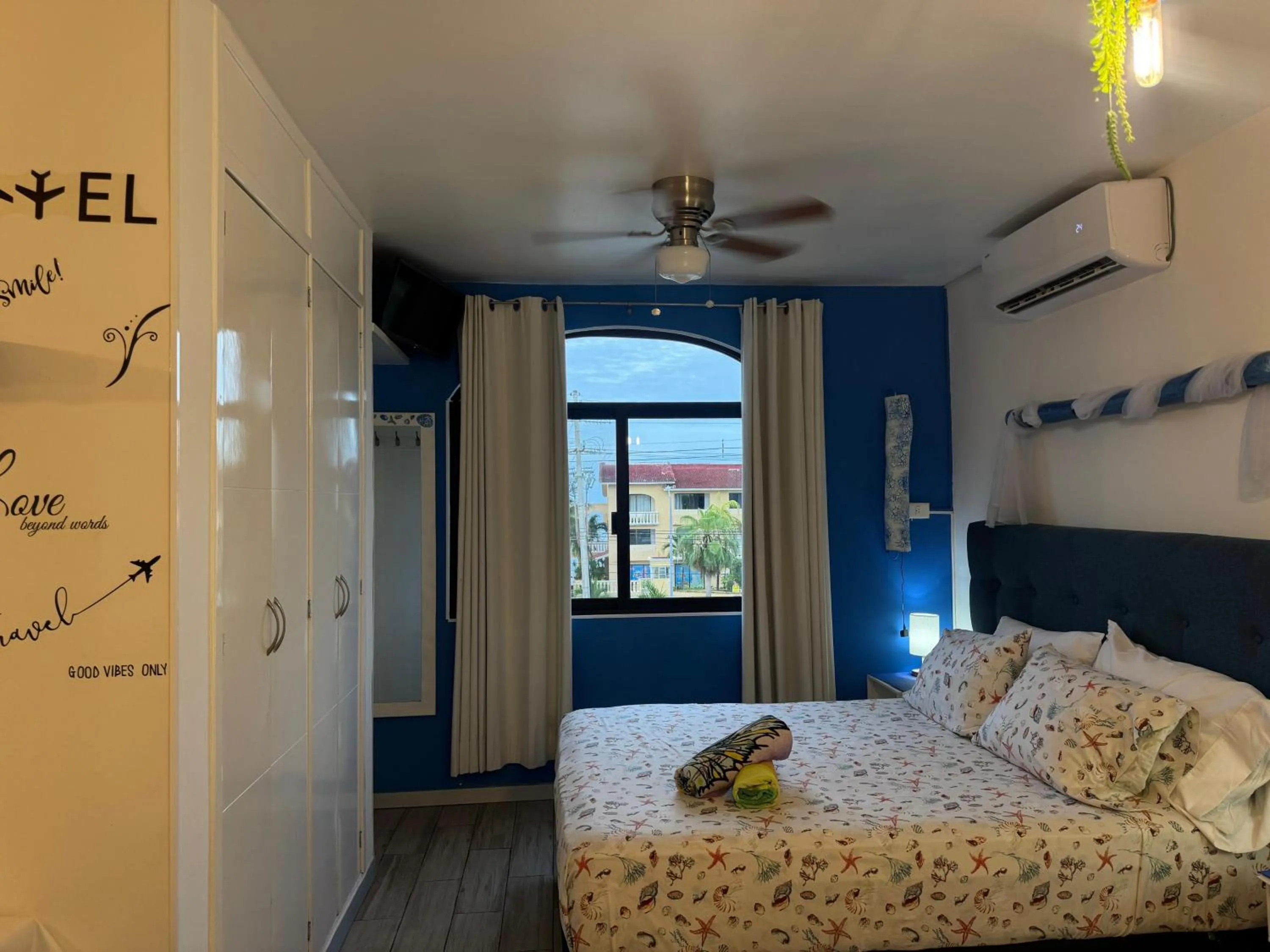 Bedroom, Bed in Tropical apartment