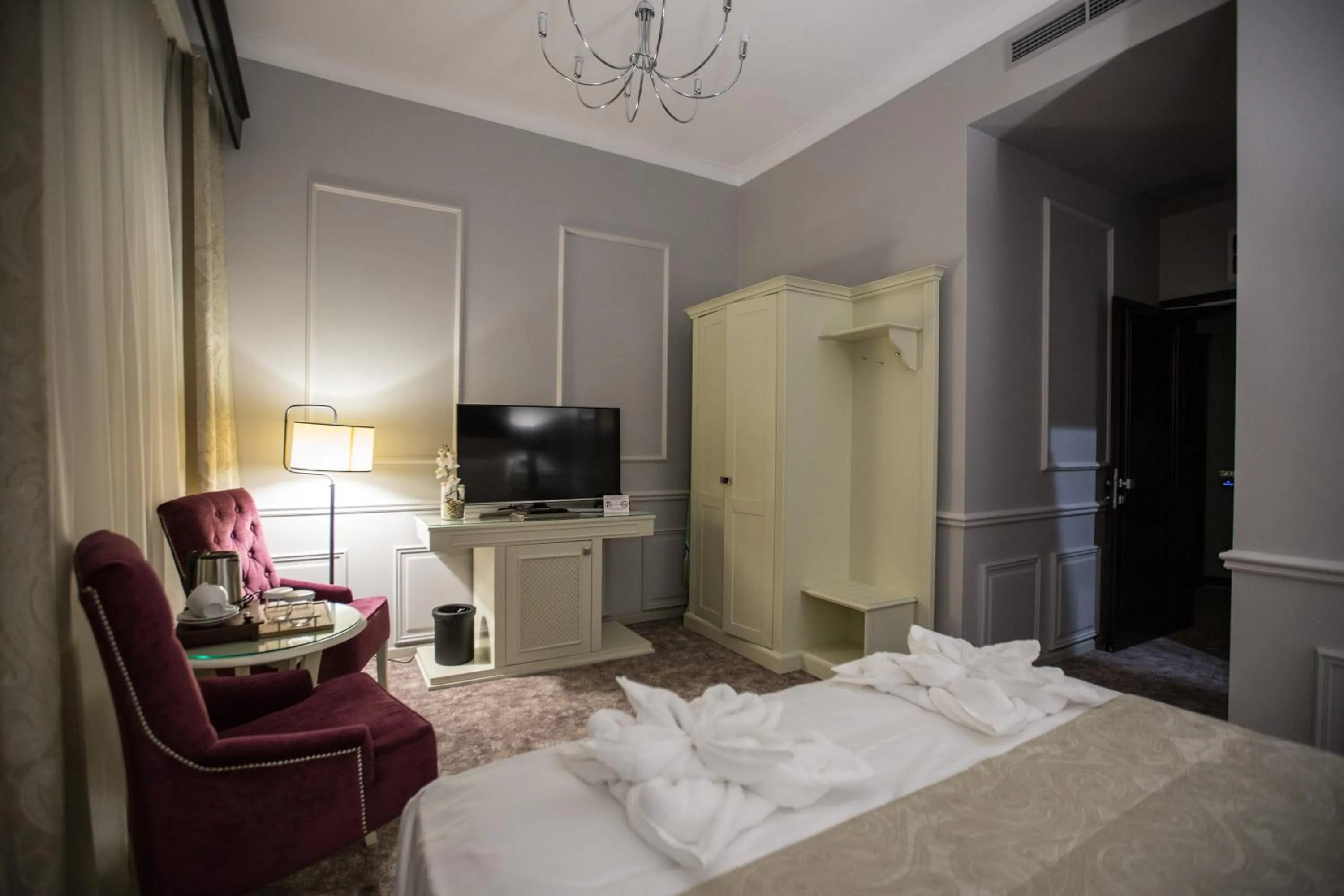 Photo of the whole room, Bed in Peninsula Boutique Hotel