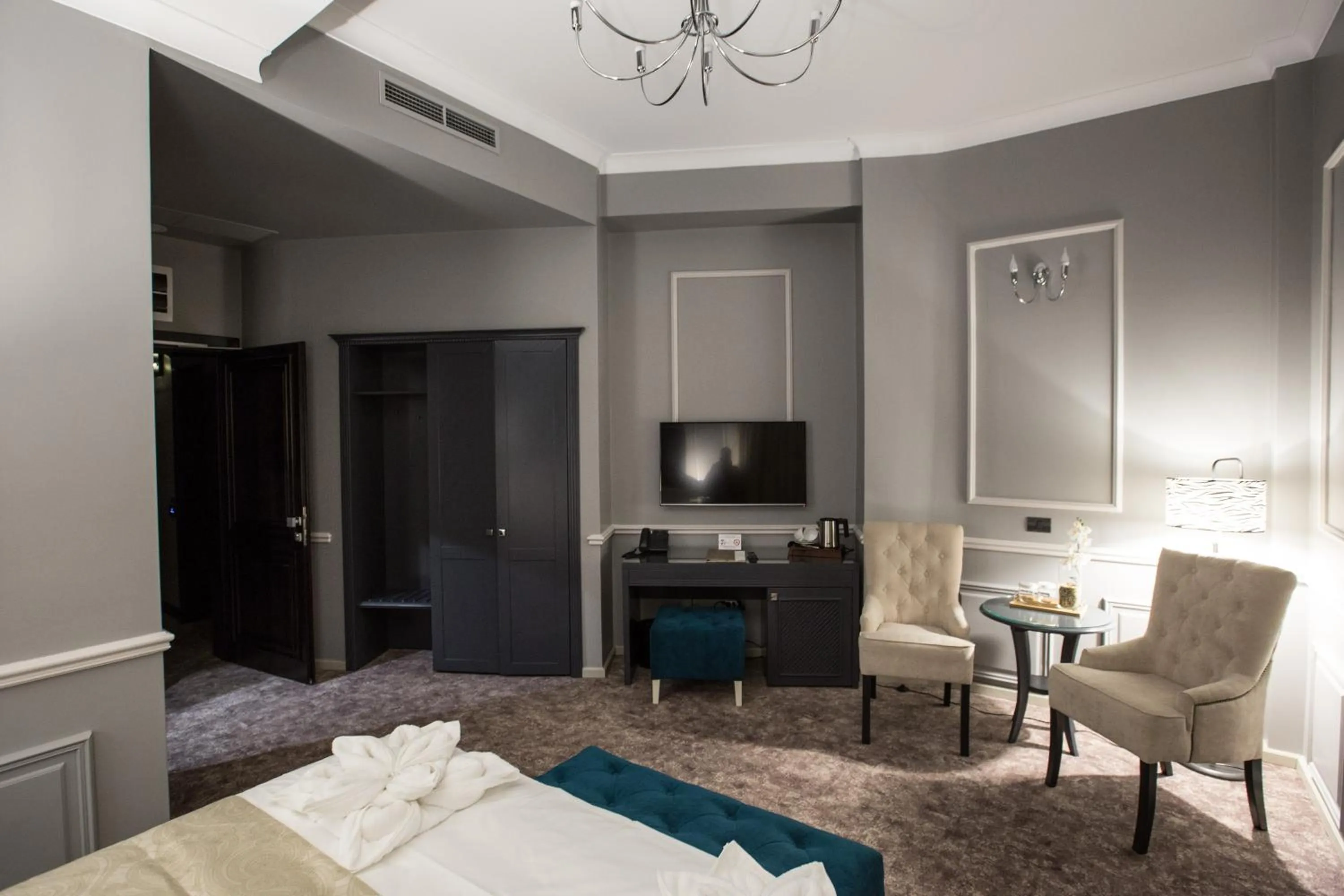 Photo of the whole room, Bed in Peninsula Boutique Hotel