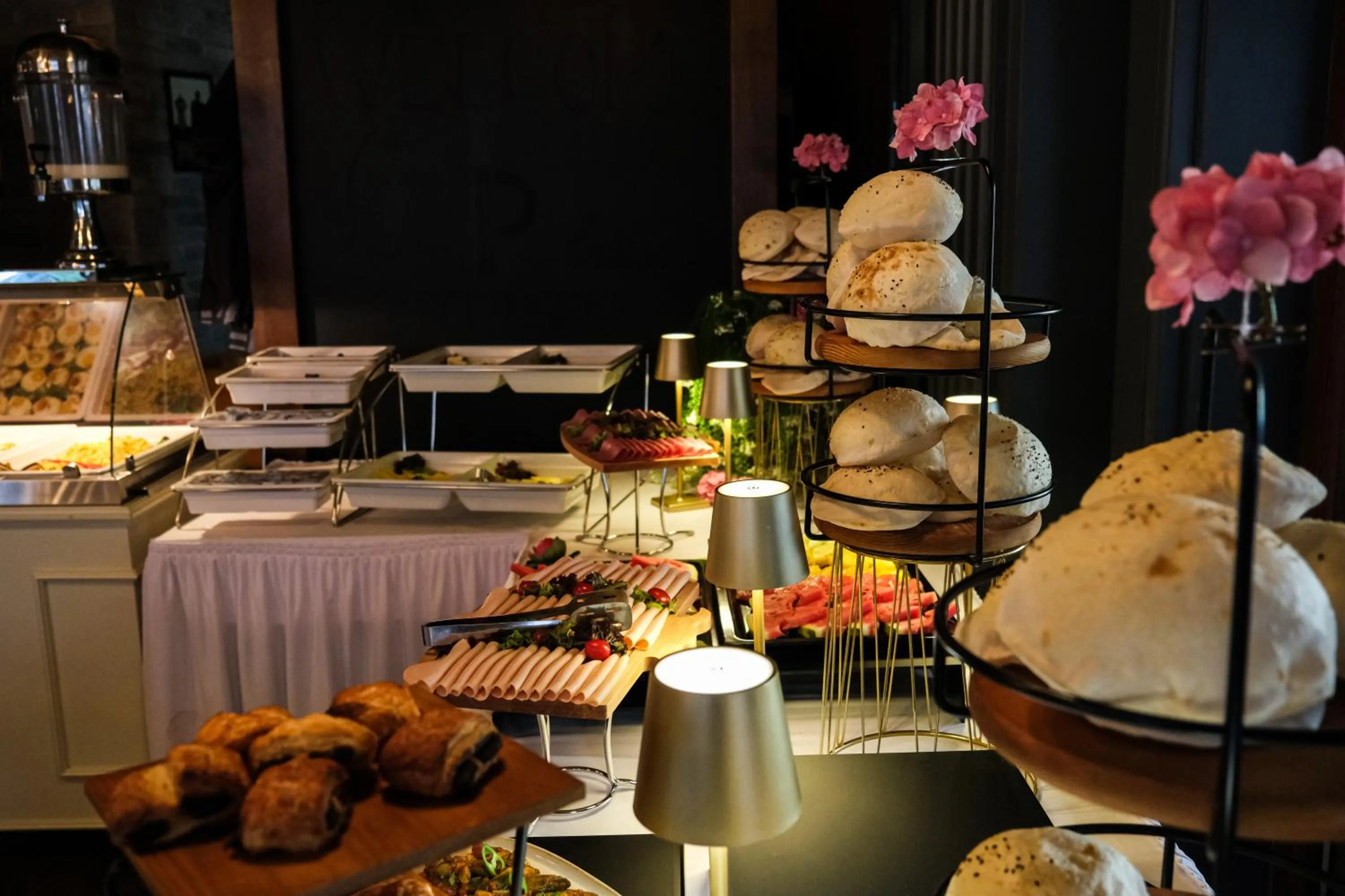 Restaurant/places to eat in Peninsula Boutique Hotel