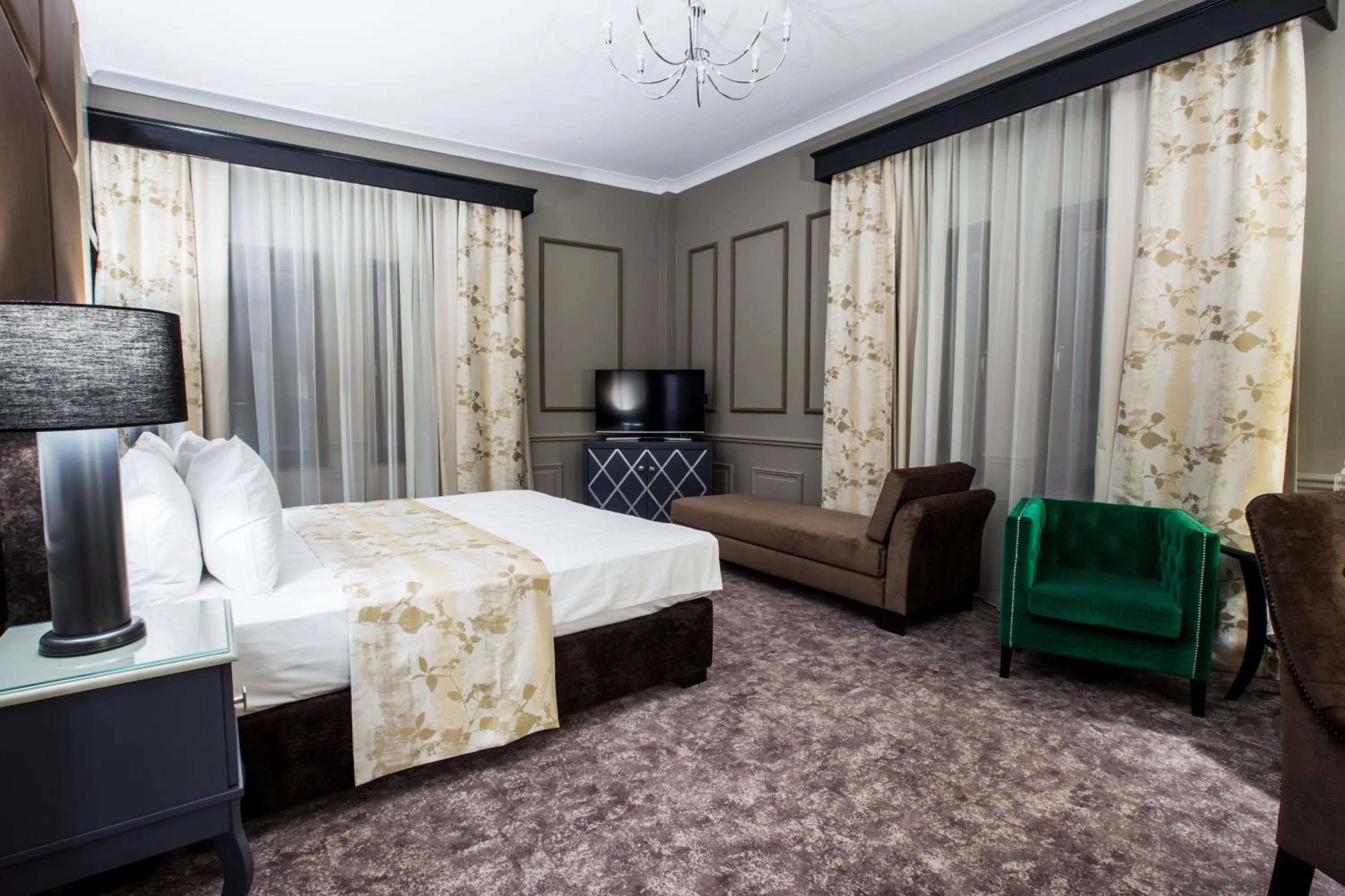 Photo of the whole room, Bed in Peninsula Boutique Hotel