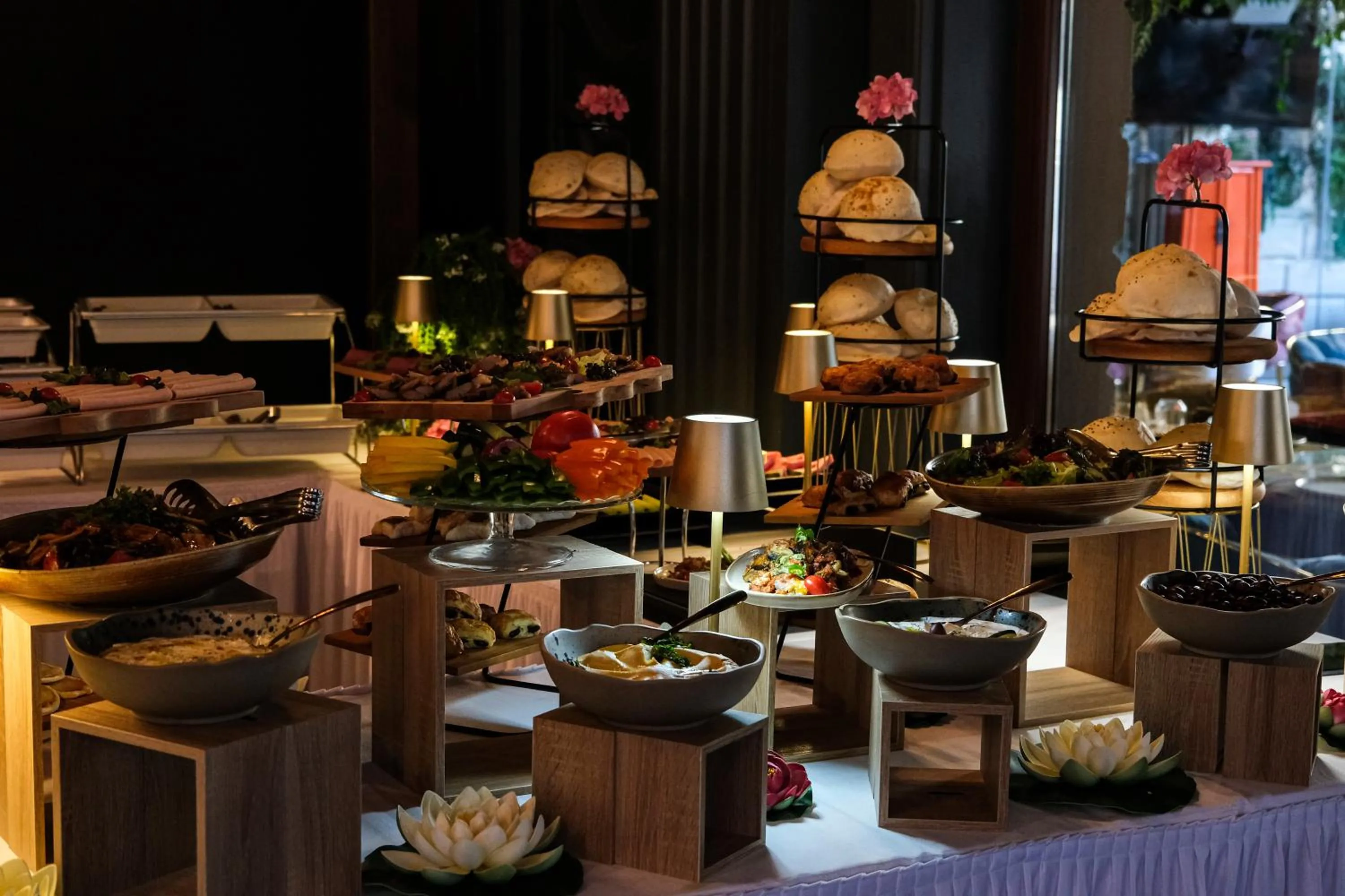 Restaurant/places to eat in Peninsula Boutique Hotel