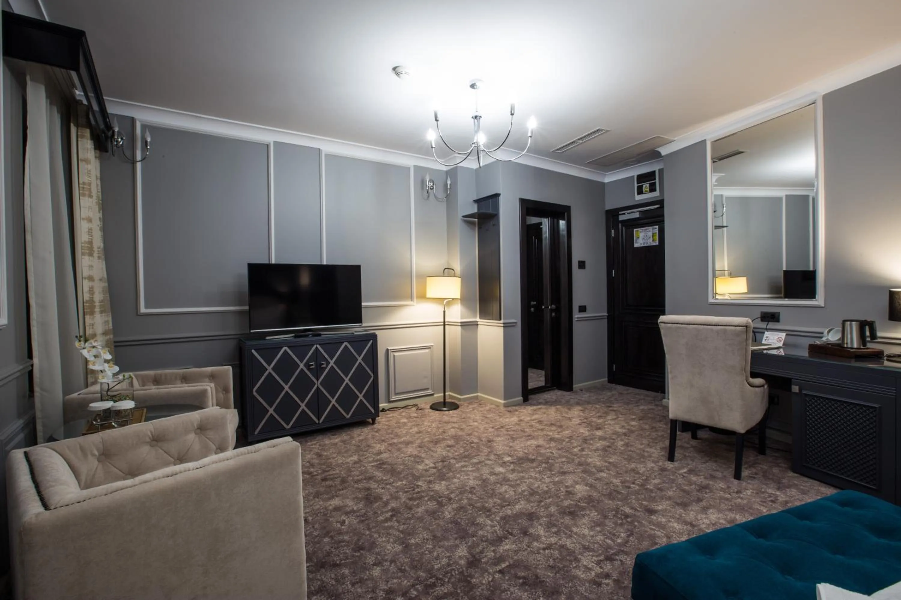 Photo of the whole room in Peninsula Boutique Hotel