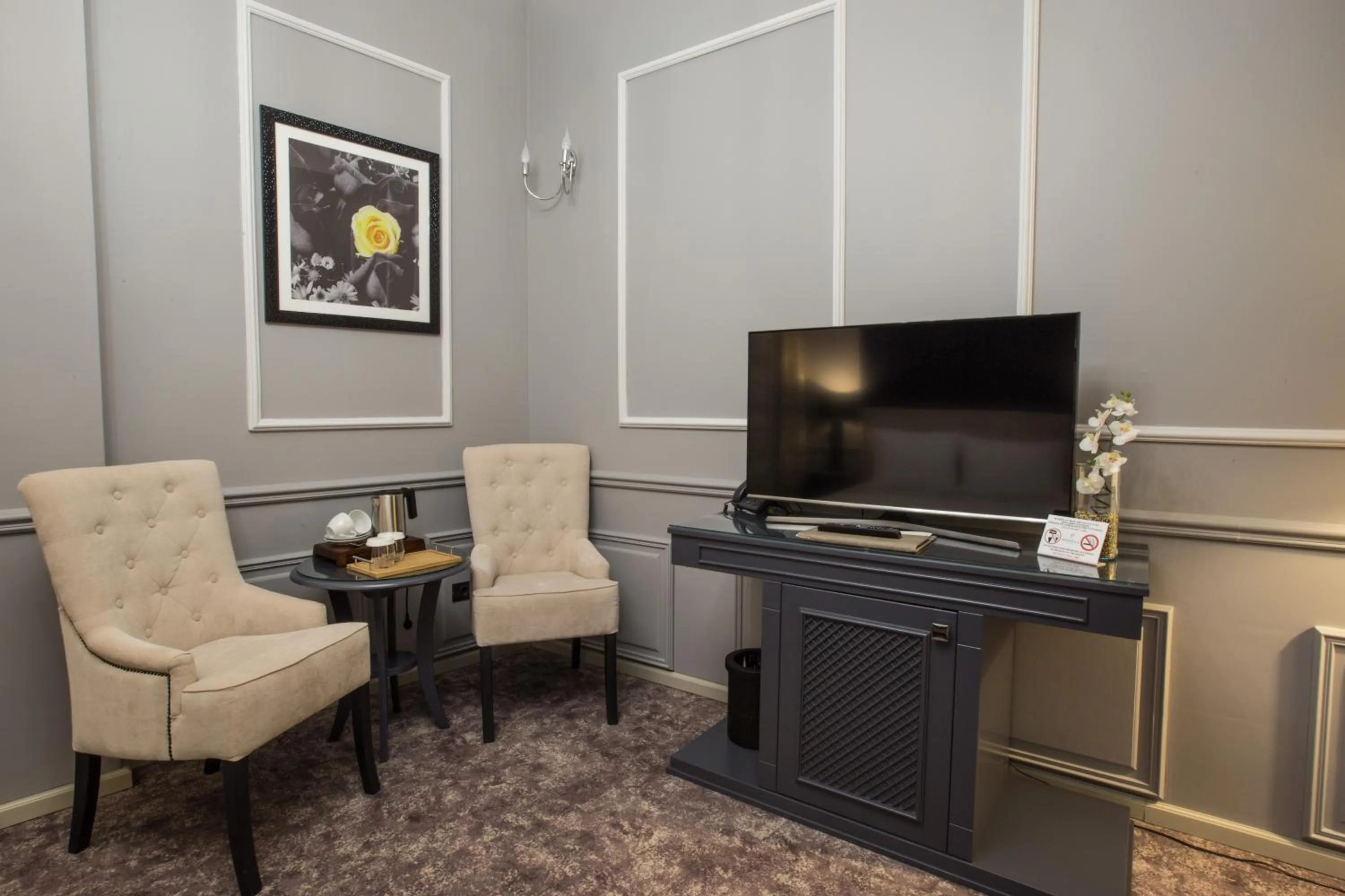 Photo of the whole room in Peninsula Boutique Hotel