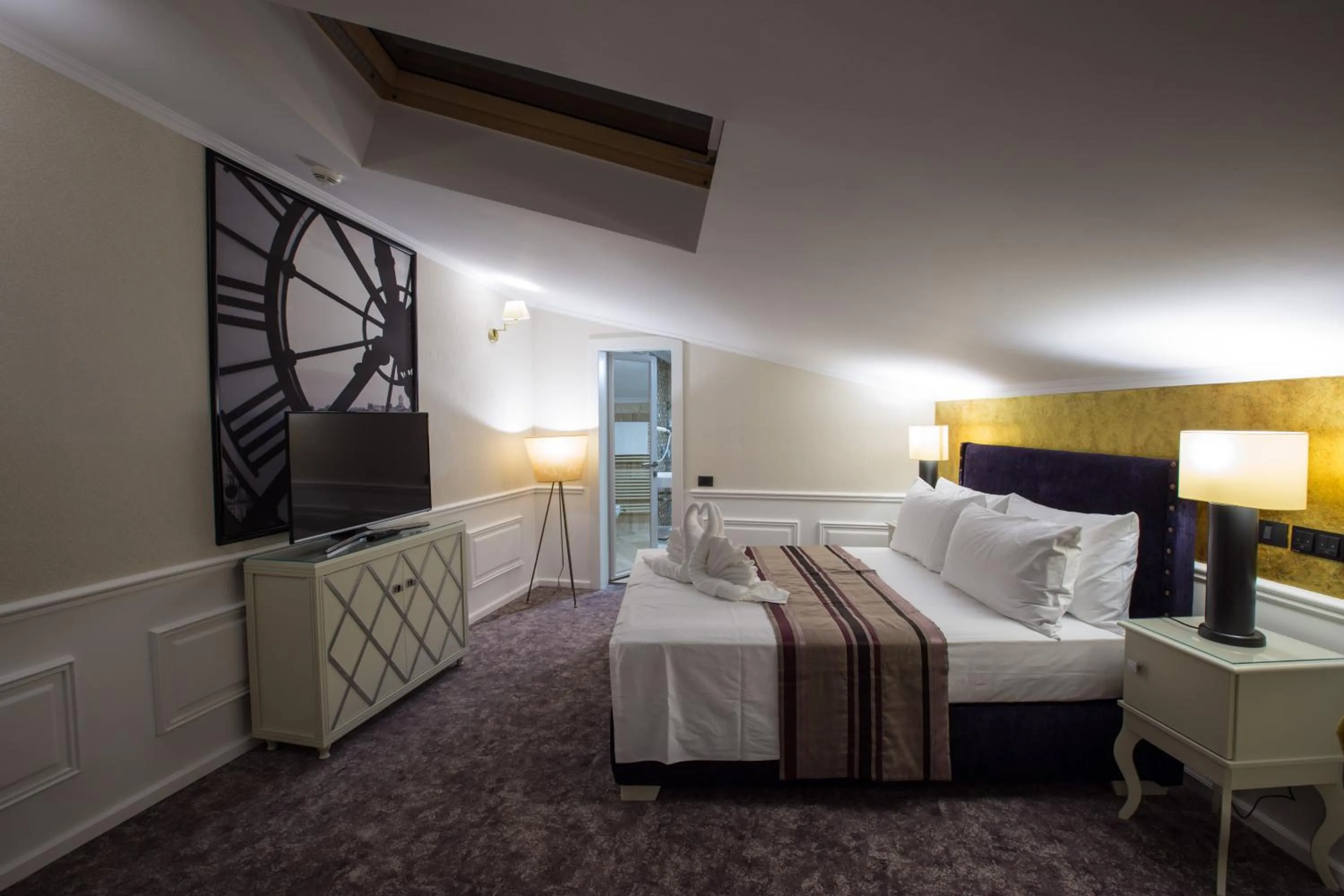 Photo of the whole room, Bed in Peninsula Boutique Hotel