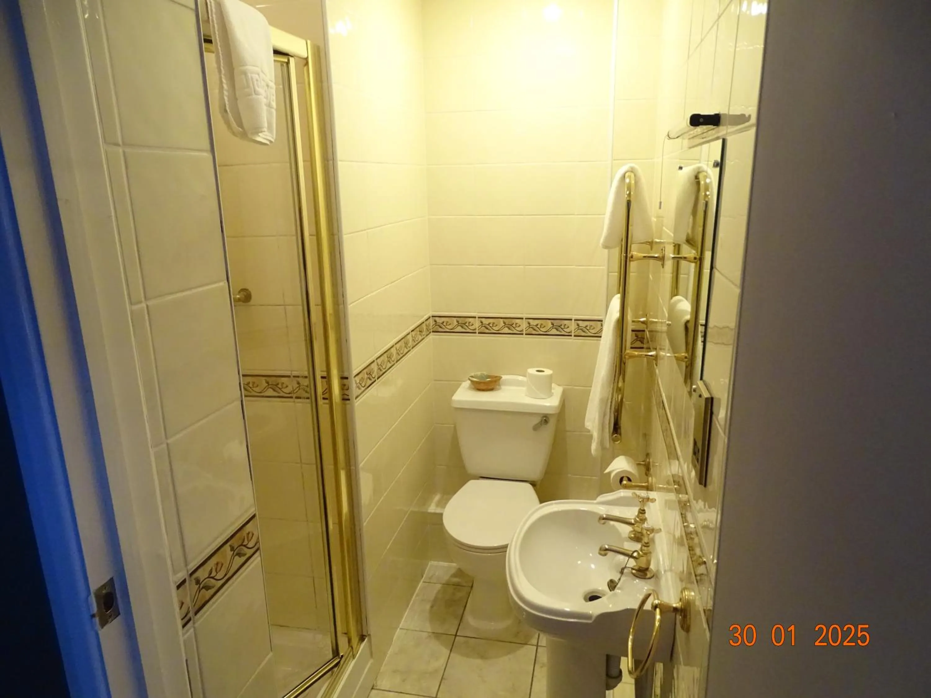 Bathroom in Donington Manor Hotel