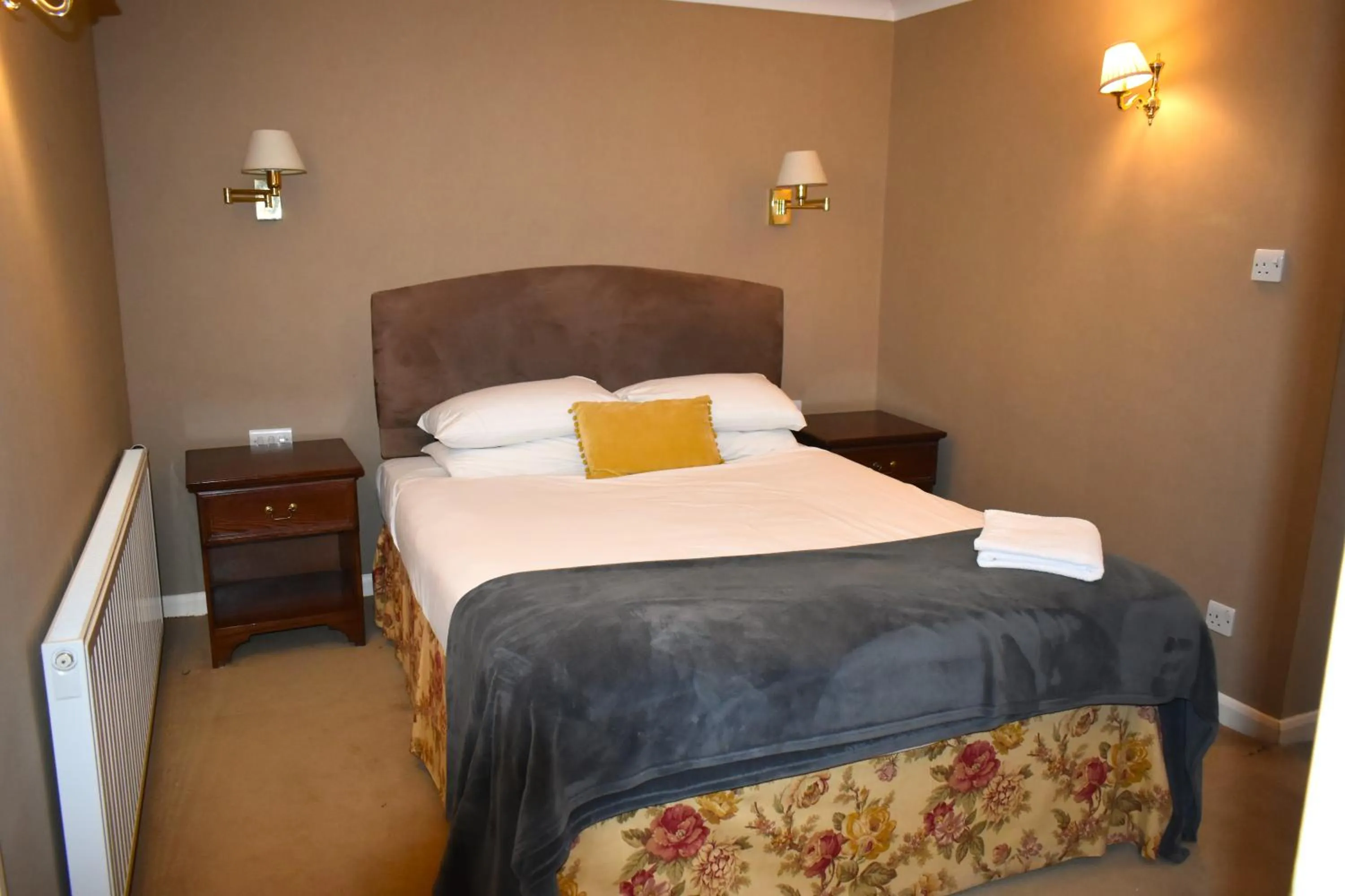 Bedroom, Bed in Donington Manor Hotel