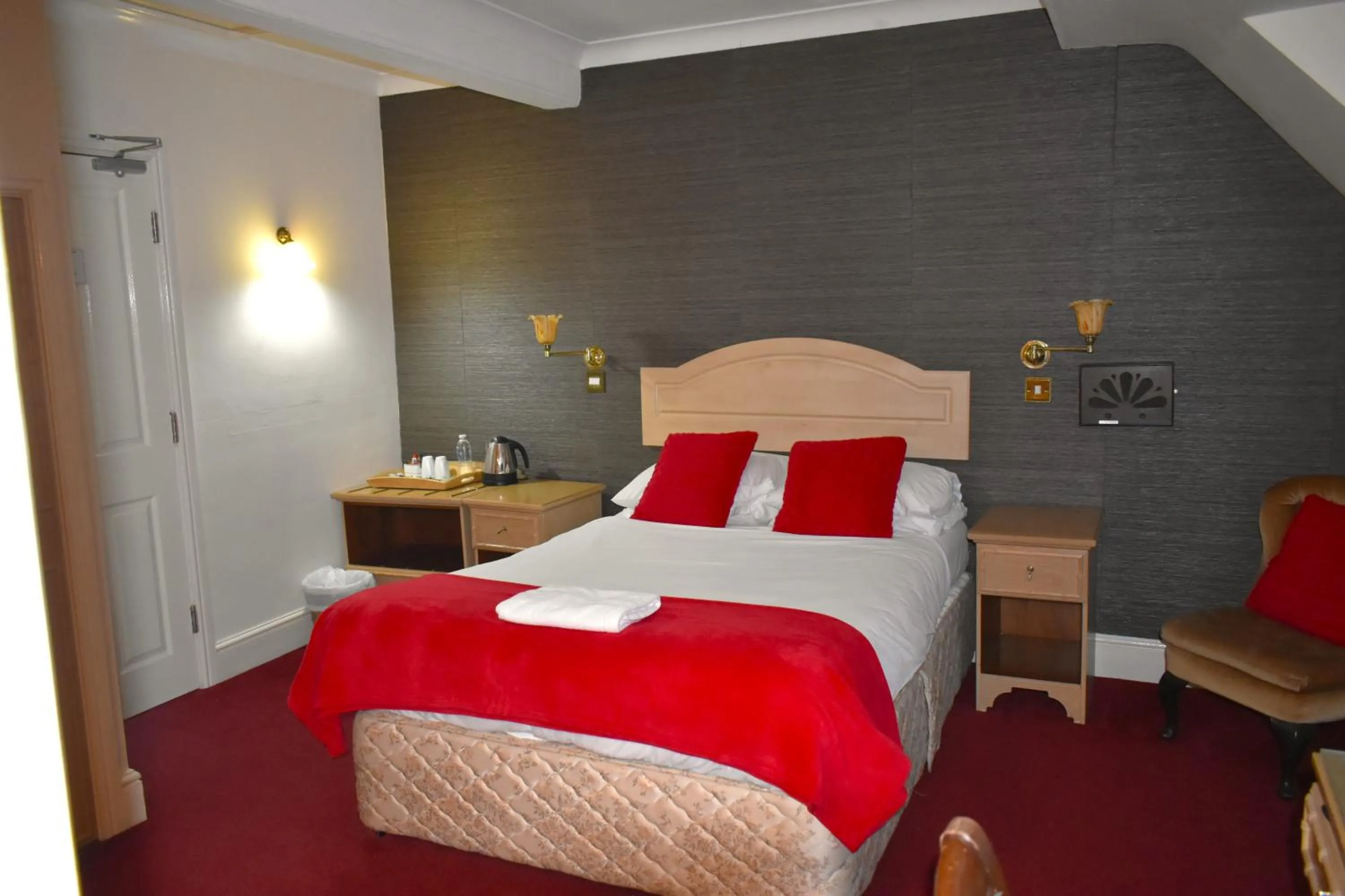 Bedroom, Bed in Donington Manor Hotel
