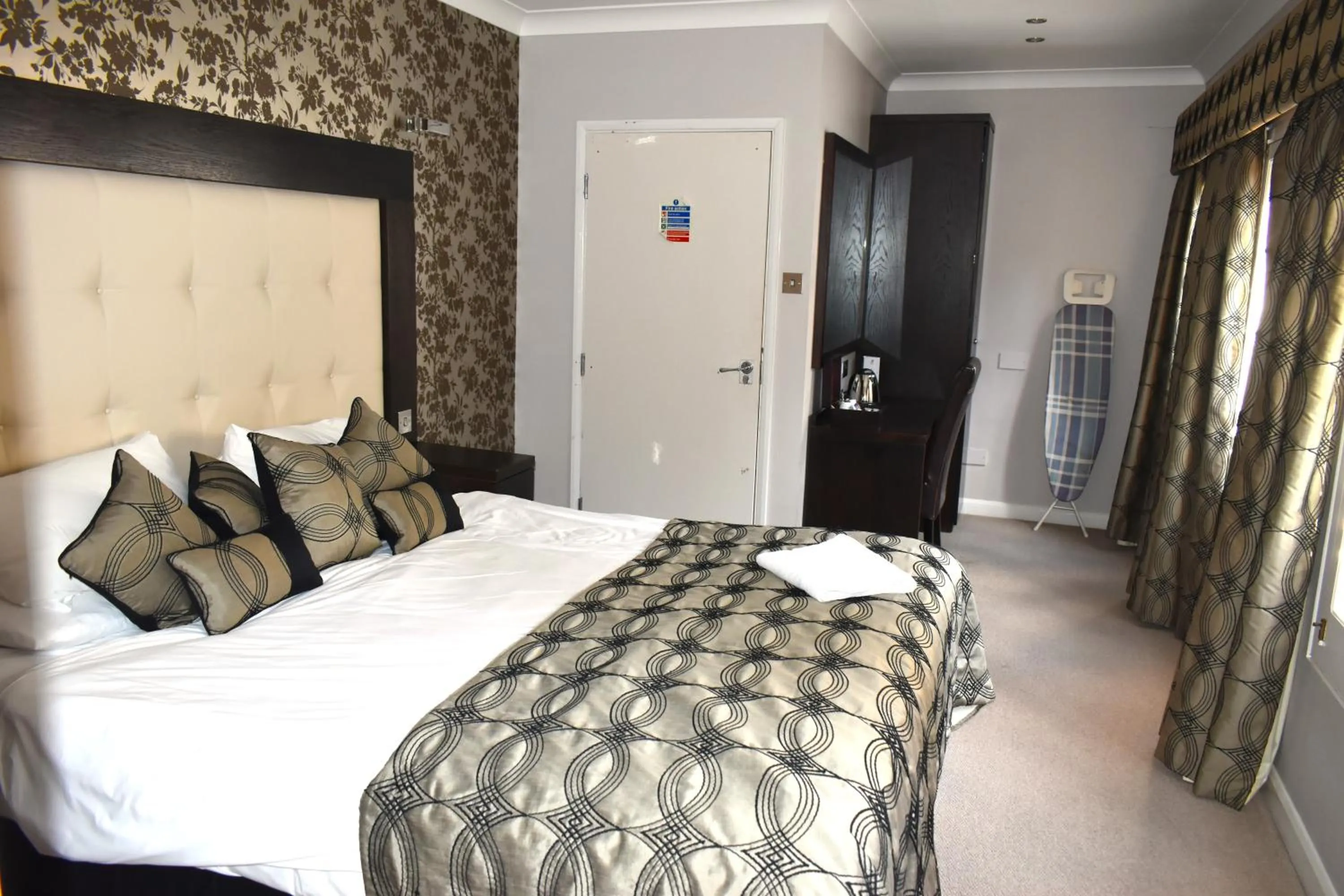 Bedroom, Bed in Donington Manor Hotel