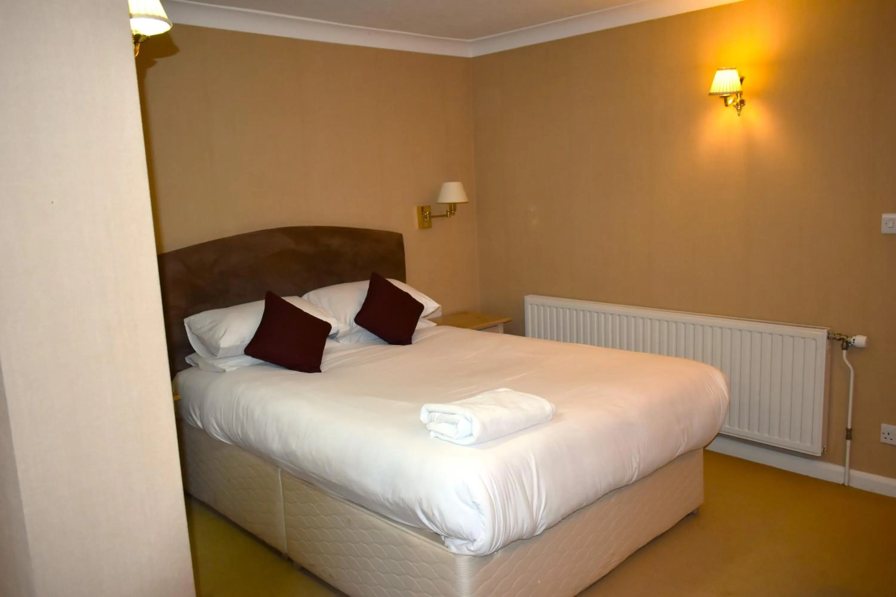Bedroom, Bed in Donington Manor Hotel